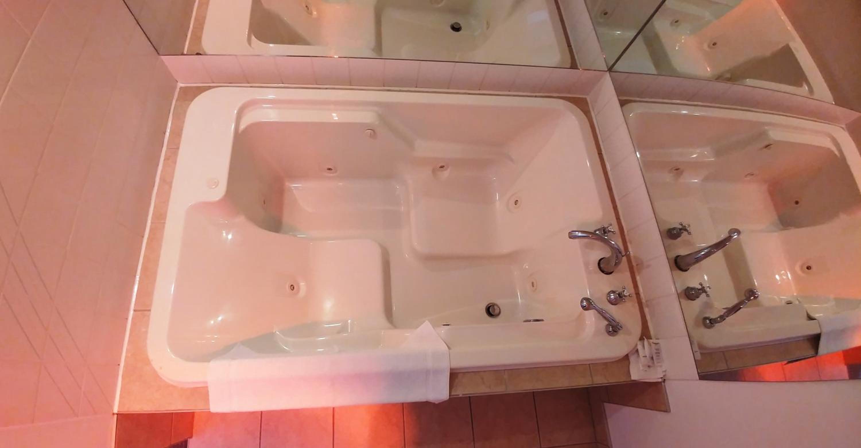 King Suite with Spa Bath photo 3