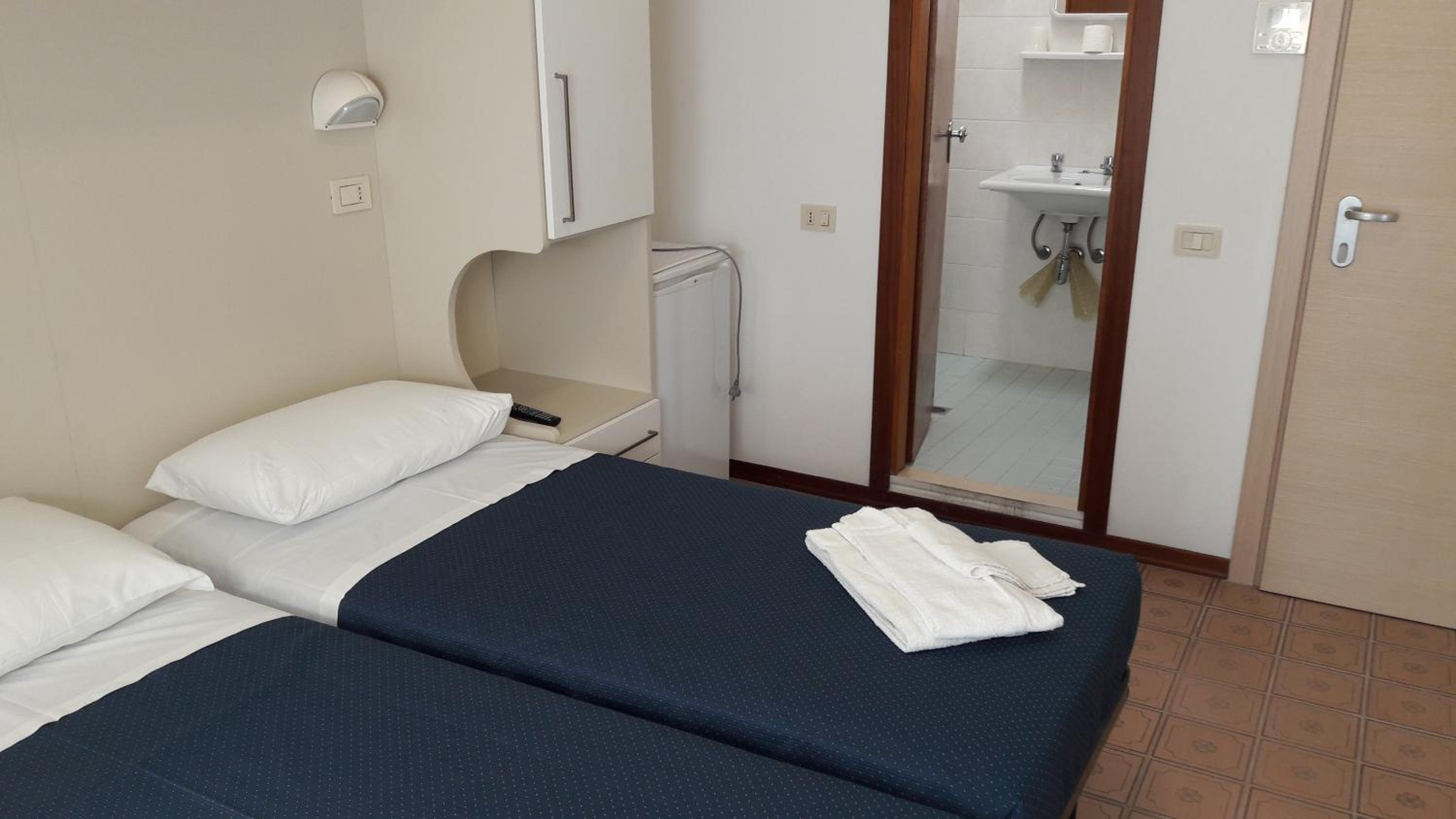 Economy Double Room - Photo 4