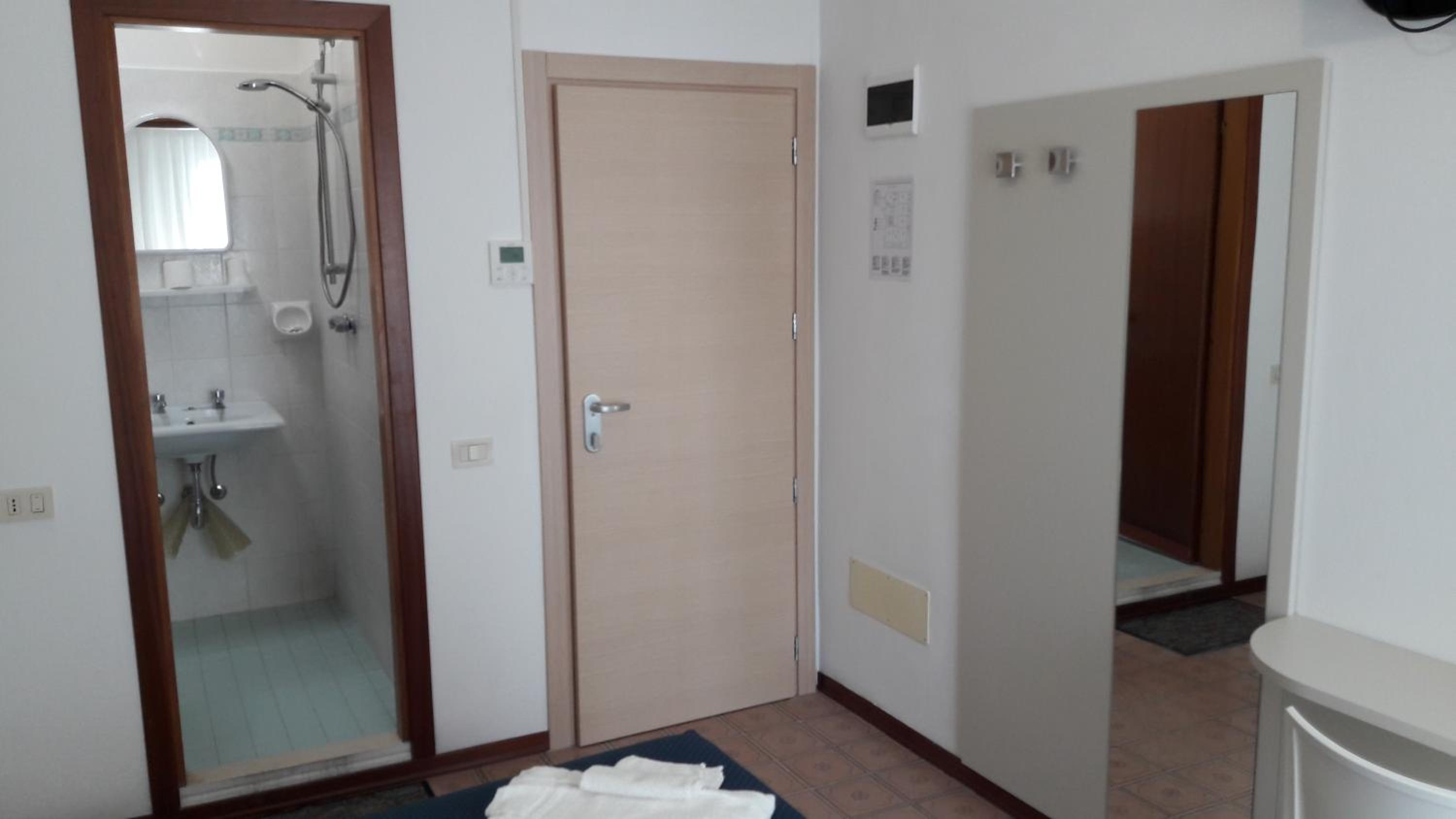 Economy Double Room - Photo 7