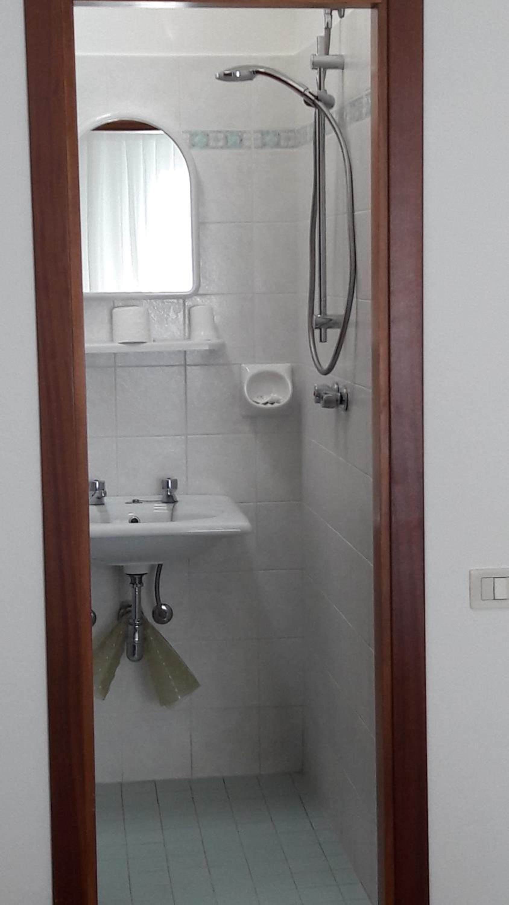 Economy Double Room - Photo 8