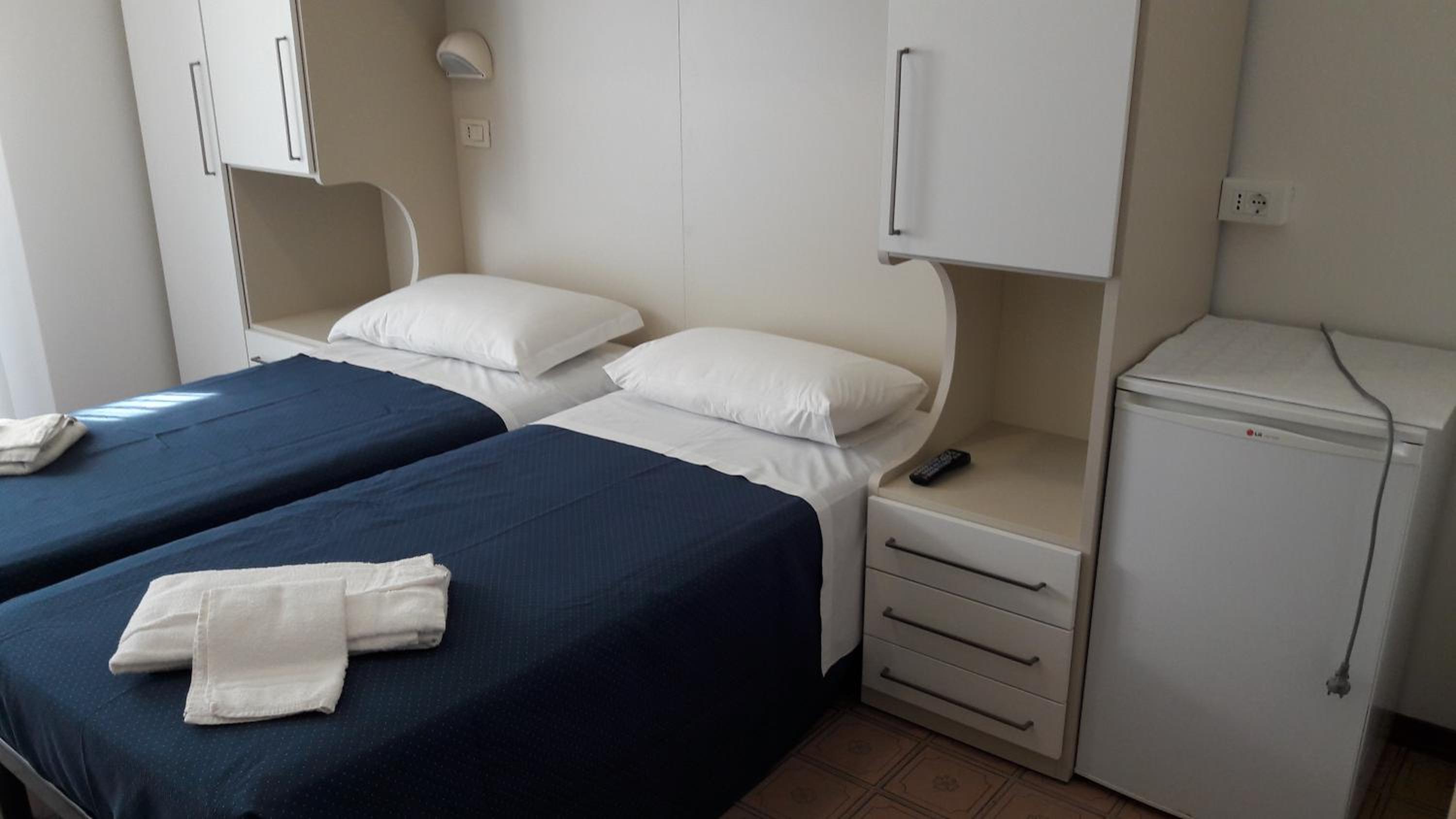 Economy Double Room - Photo 9