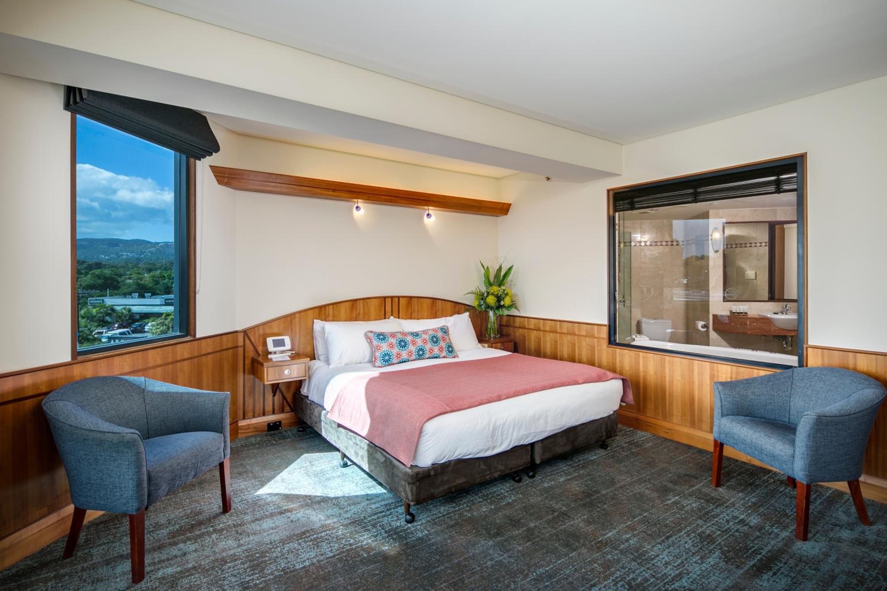 Luxury King Suite with Spa Bath photo 3
