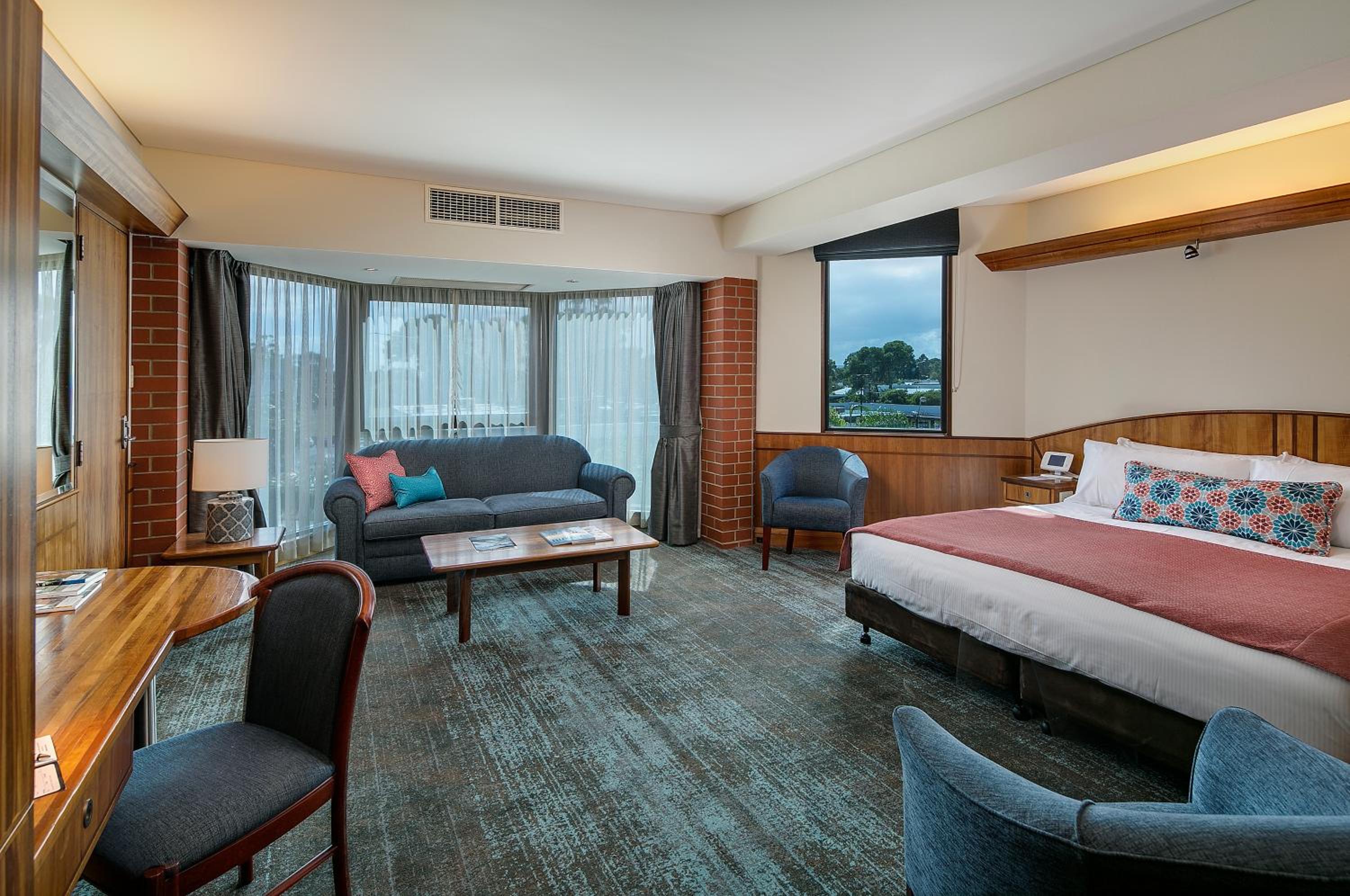 Luxury King Suite with Spa Bath photo 2