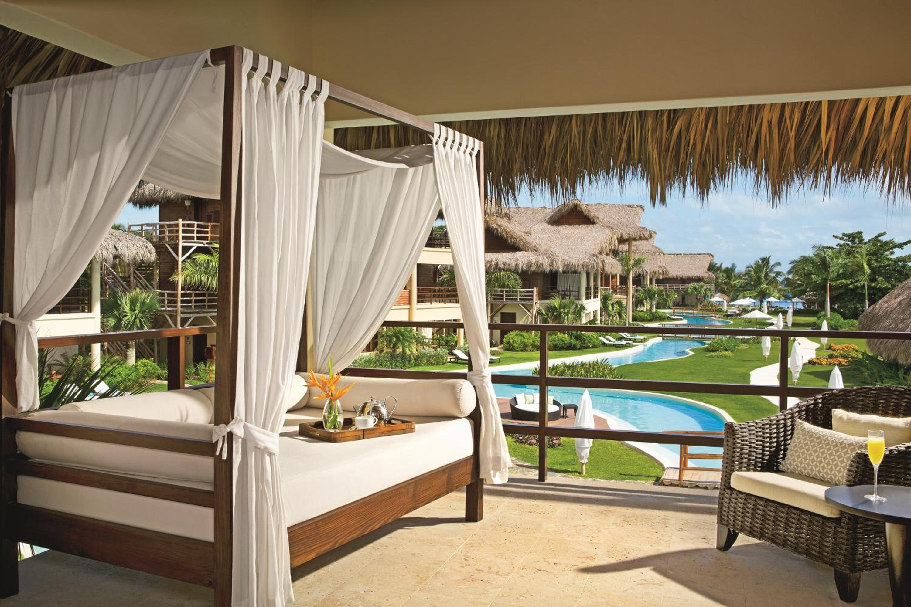 Romantic Junior Suite Pool View King photo 2