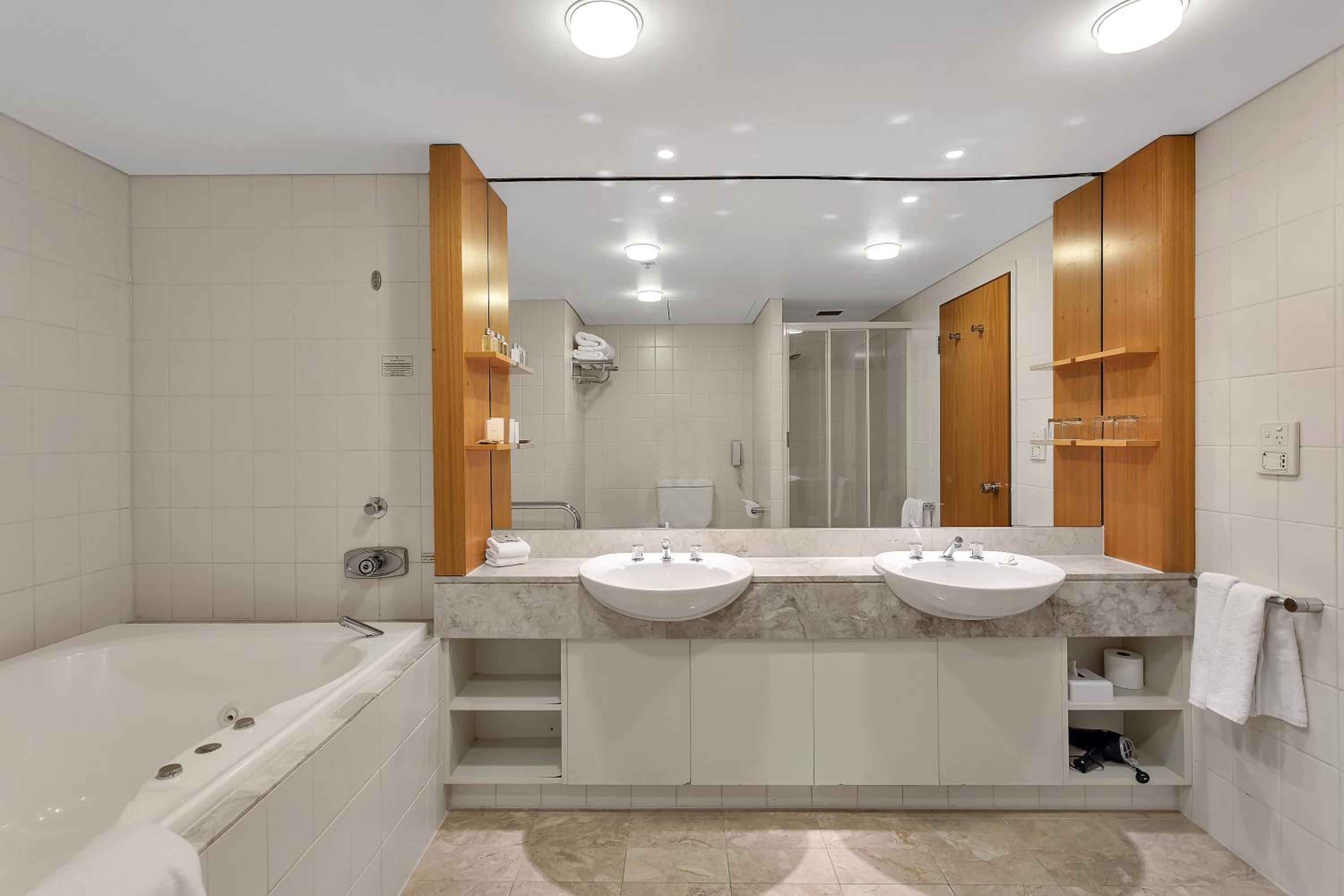 Junior Suite with Spa Bath - Photo 4