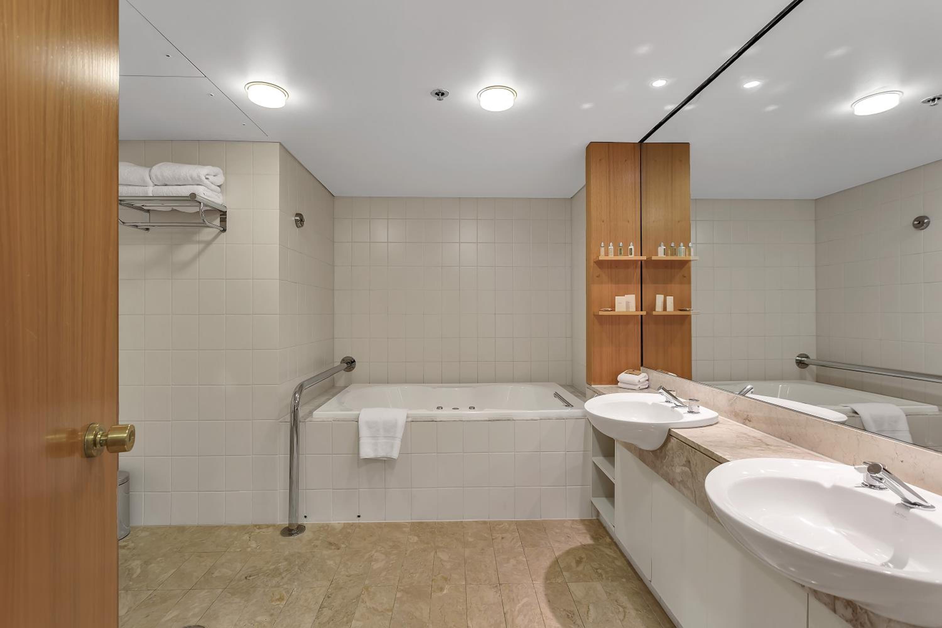 Junior Suite with Spa Bath - Photo 3