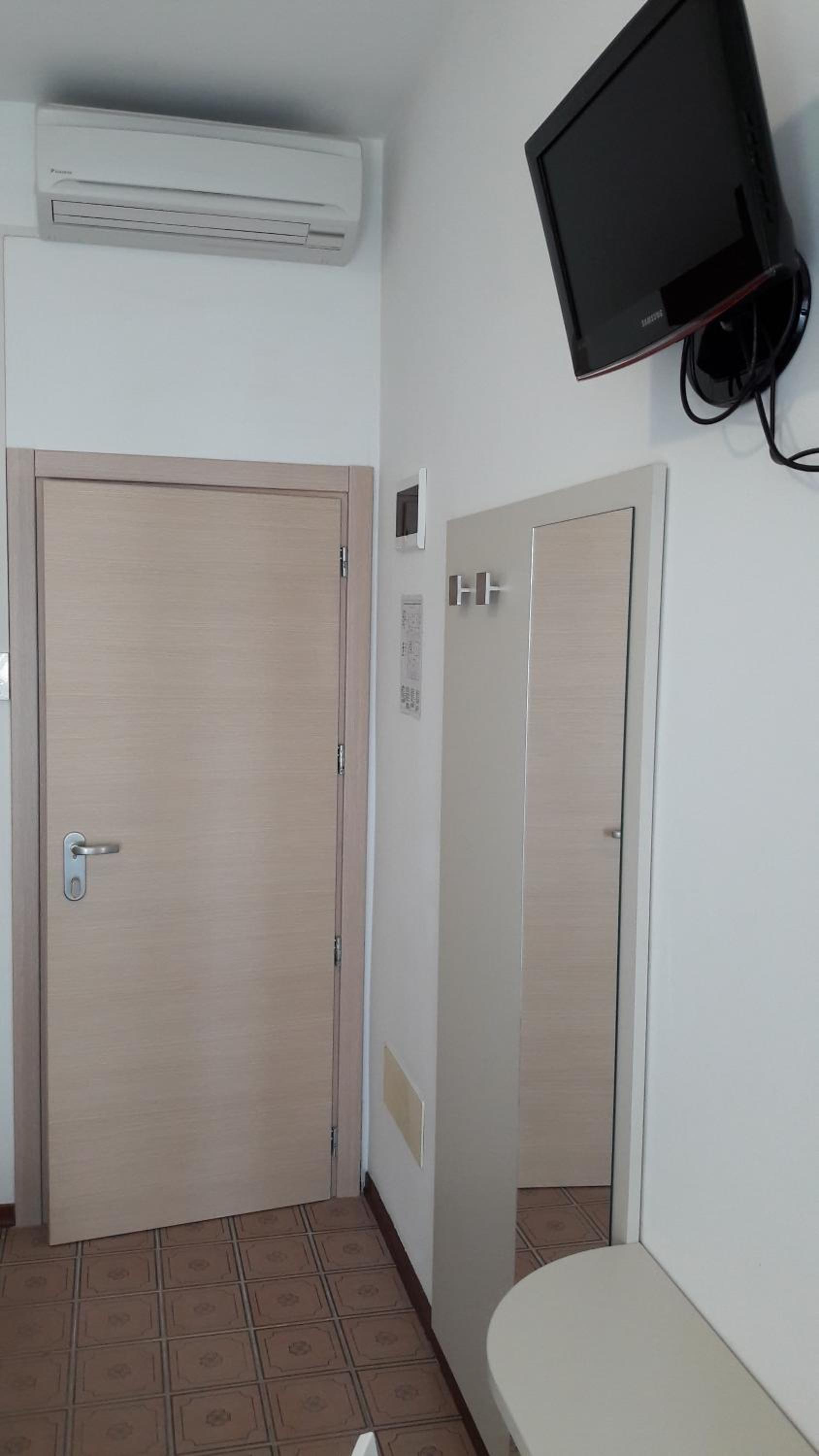 Economy Double Room - Photo 11