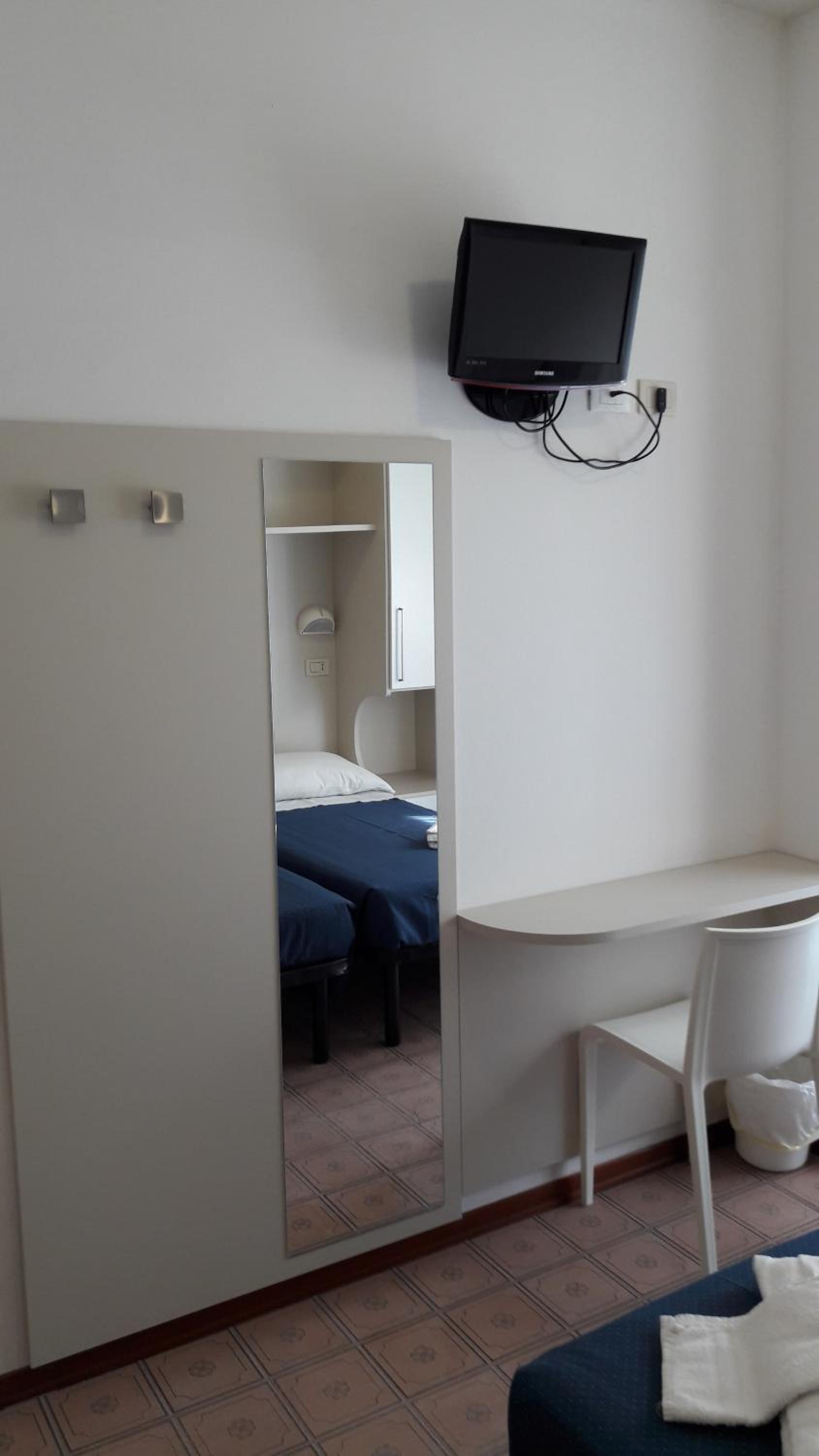 Economy Double Room - Photo 12