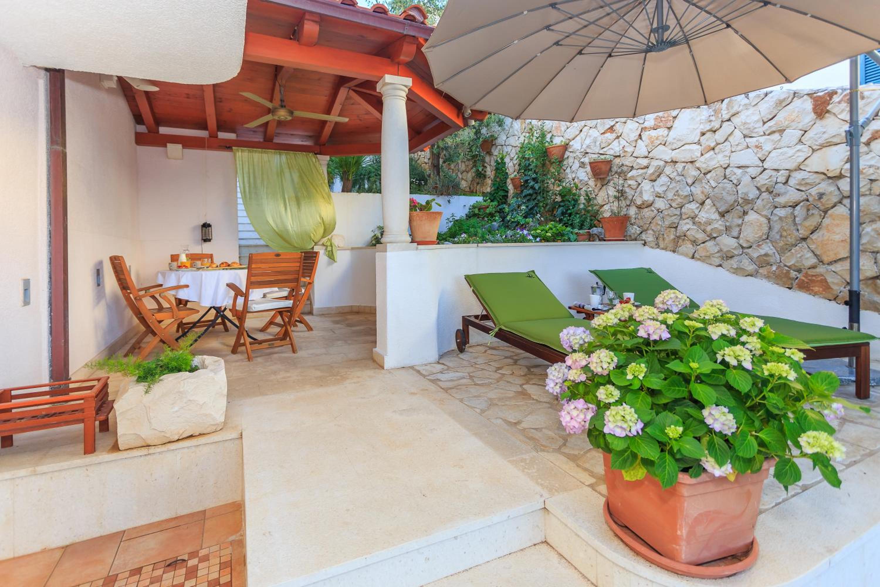 Studio with Garden and Sea View