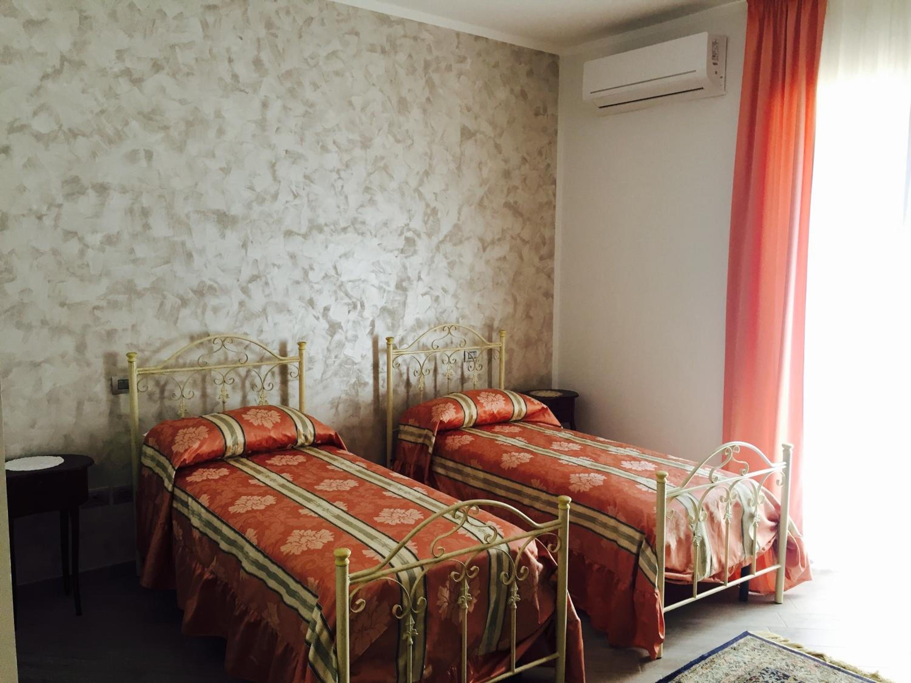 Twin Room - Photo 9