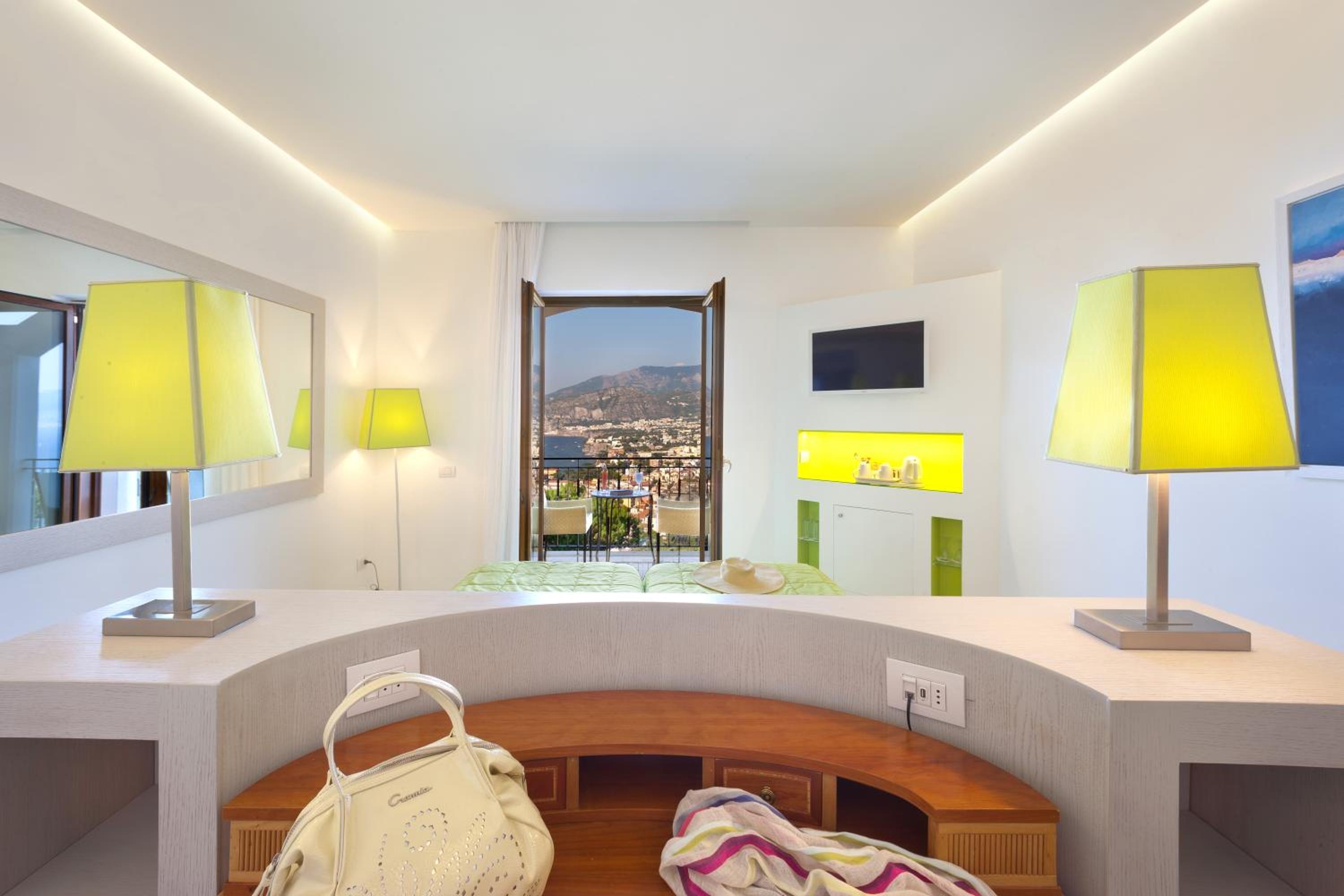 Deluxe Double or Twin Room with Sea View - Photo 10