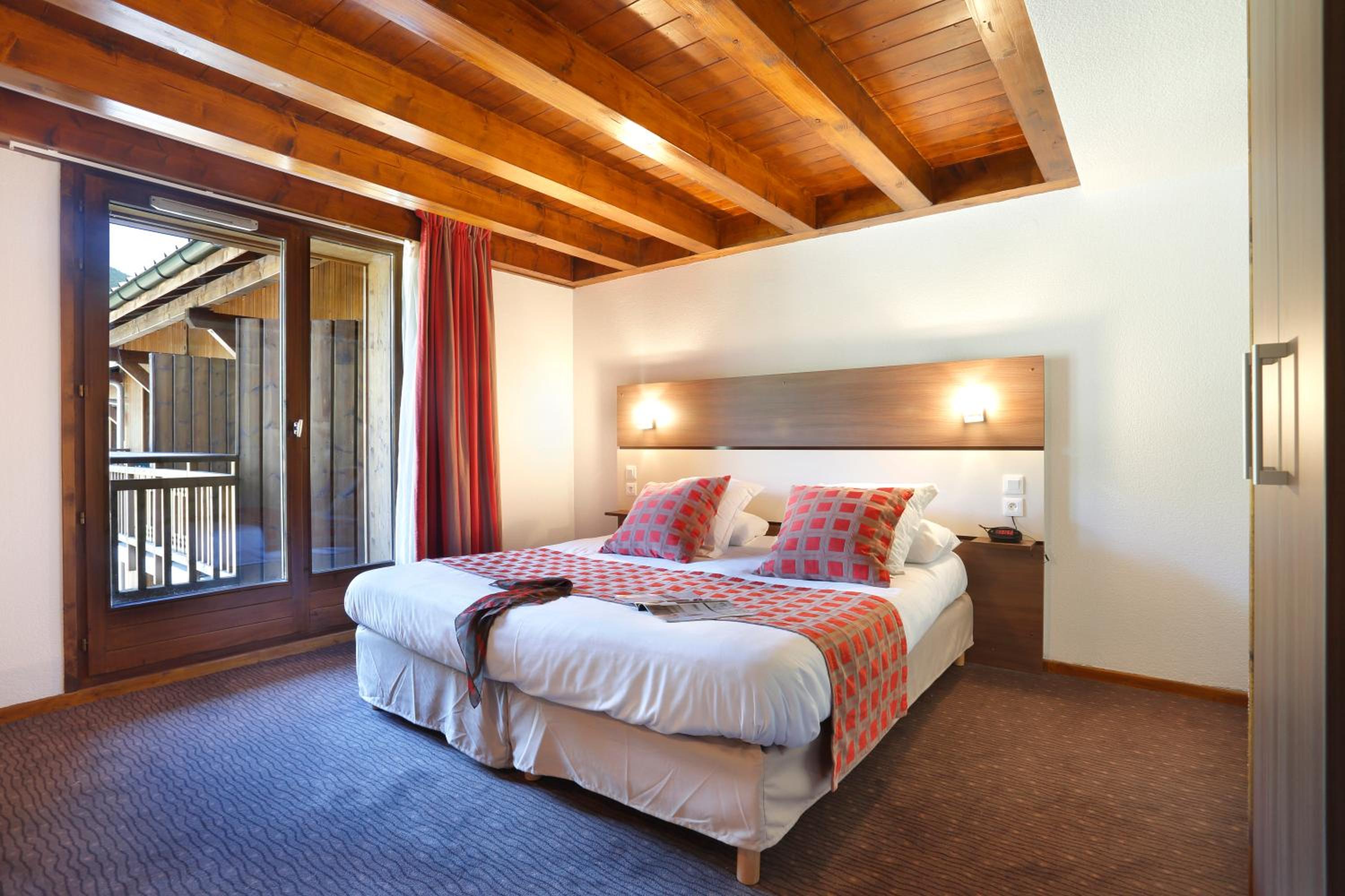 1 Bedroom Apartment with sleeping area for 5 people
