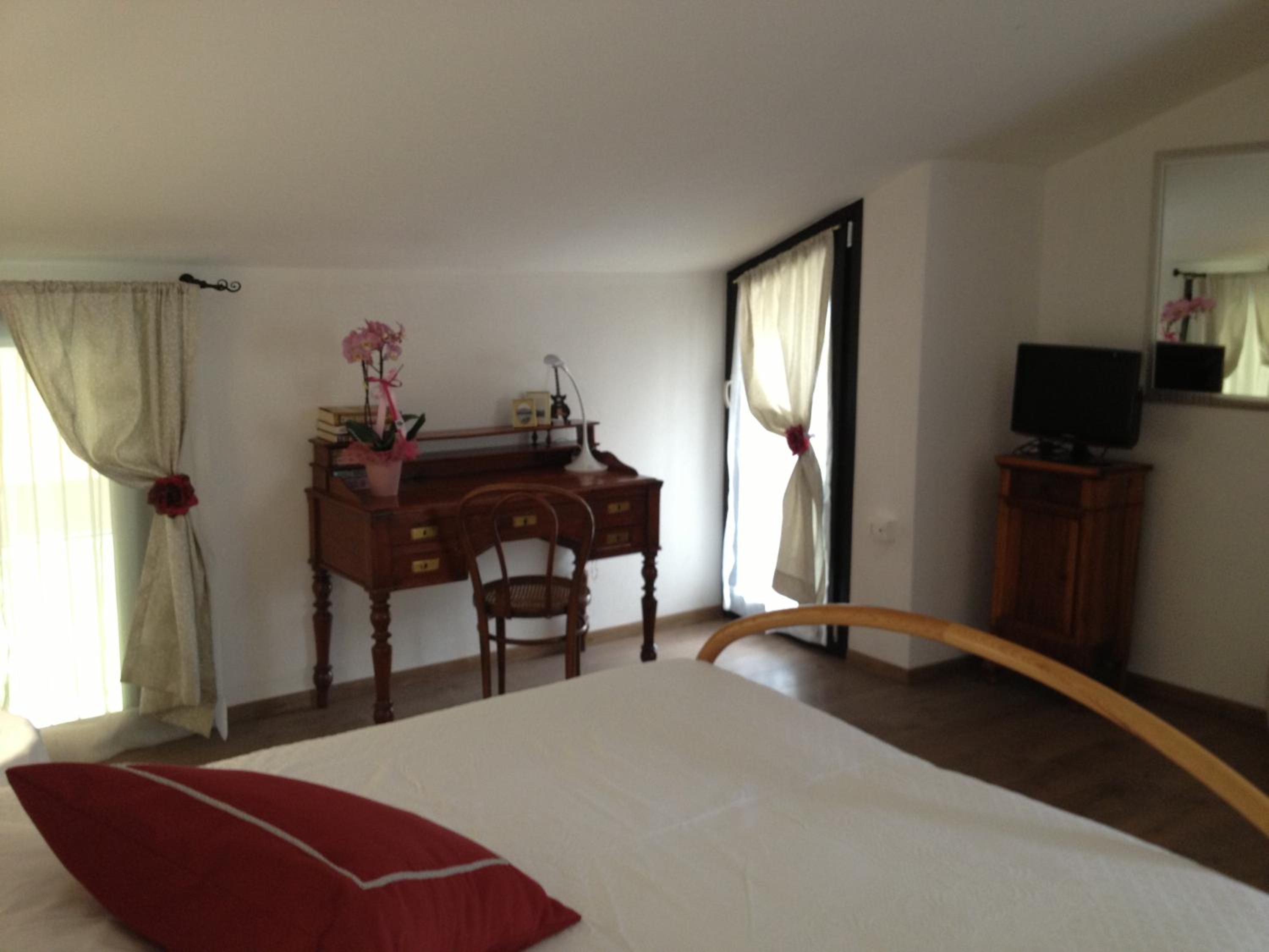 Family Room with Private Bathroom - Photo 15