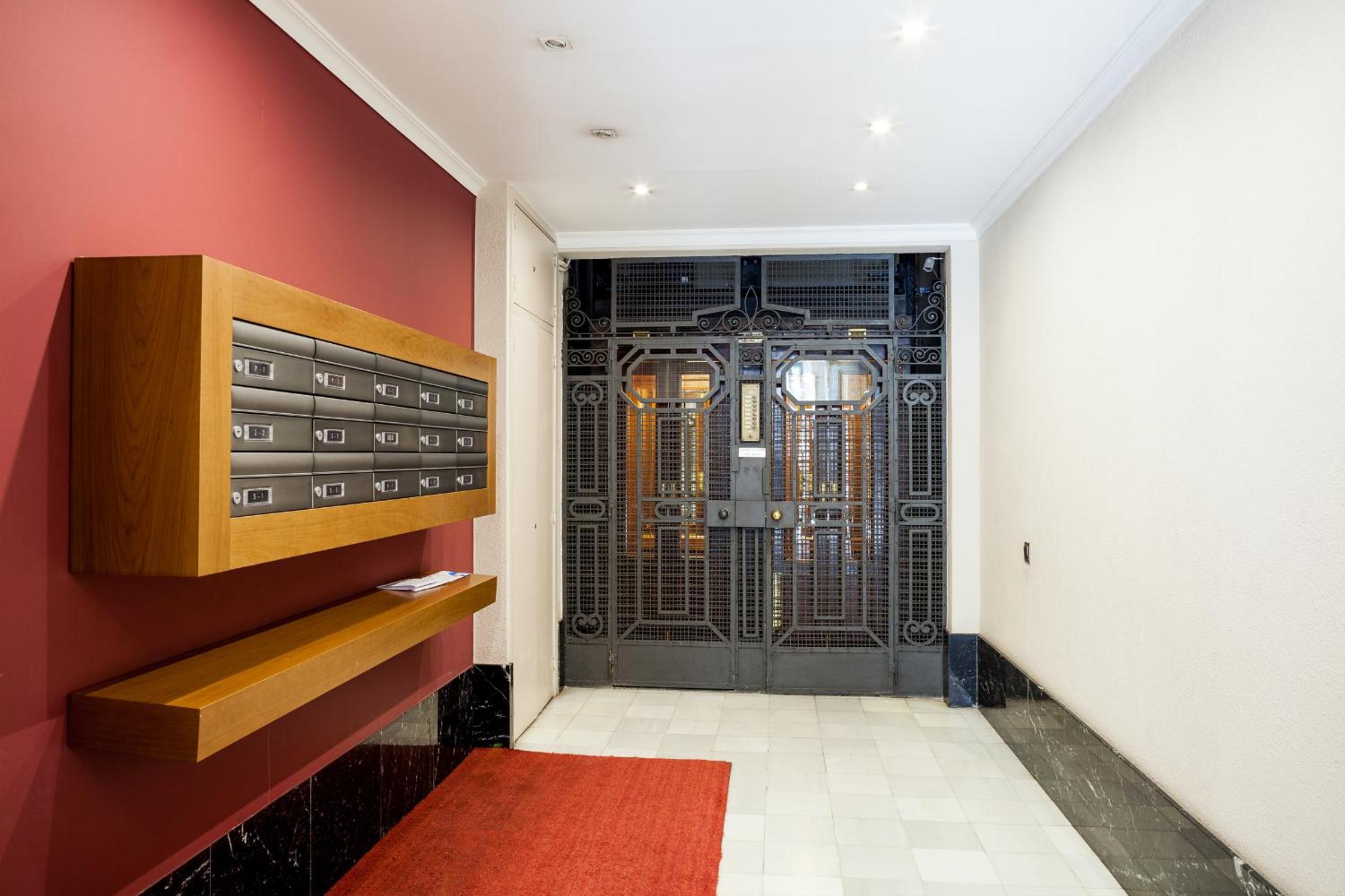 Two-Bedroom Apartment - Gran Via Street (4 Adults) photo 2