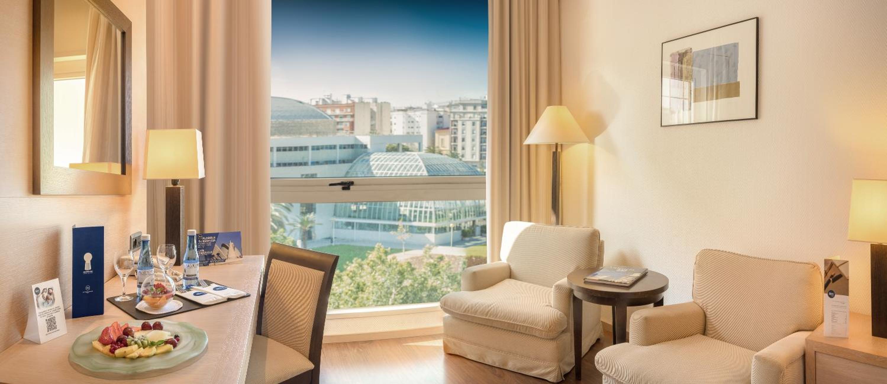 Superior Double Room with City View thumbnail 5