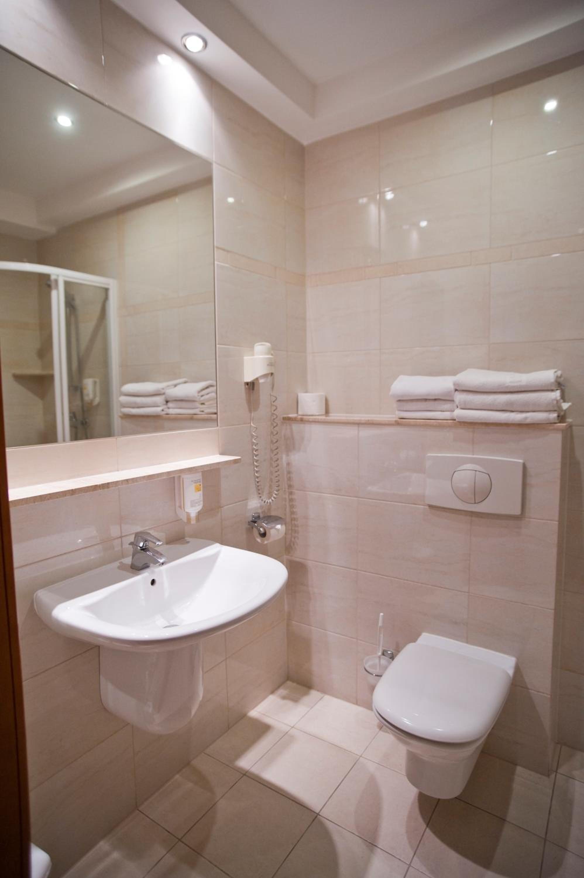 Double or Twin Room - Photo 8