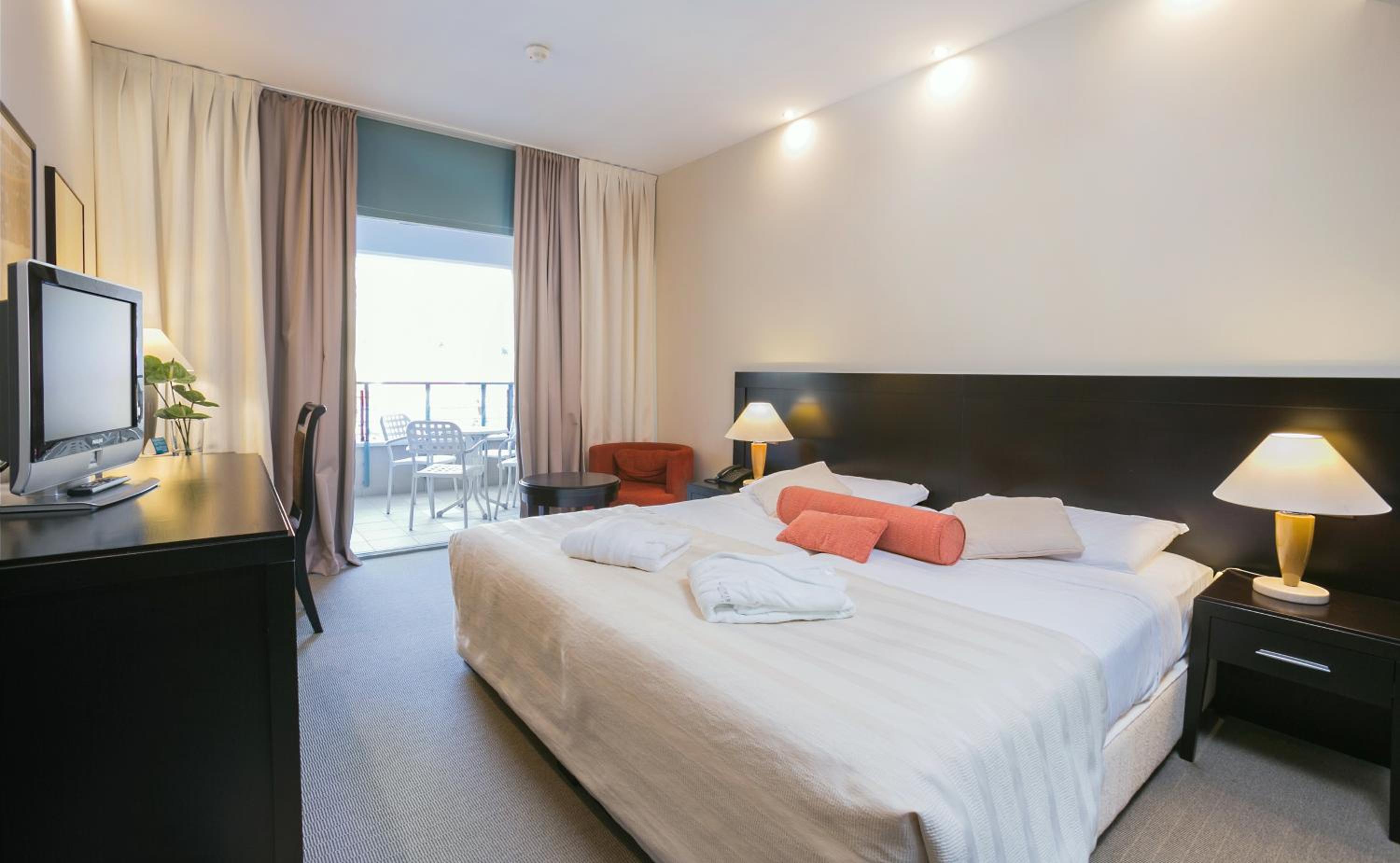 Double Room with Balcony - Photo 4