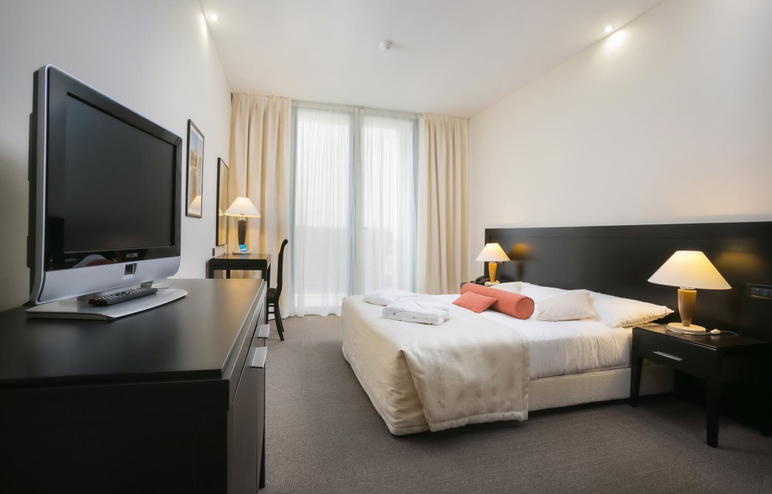 Double Room with Balcony - Photo 3
