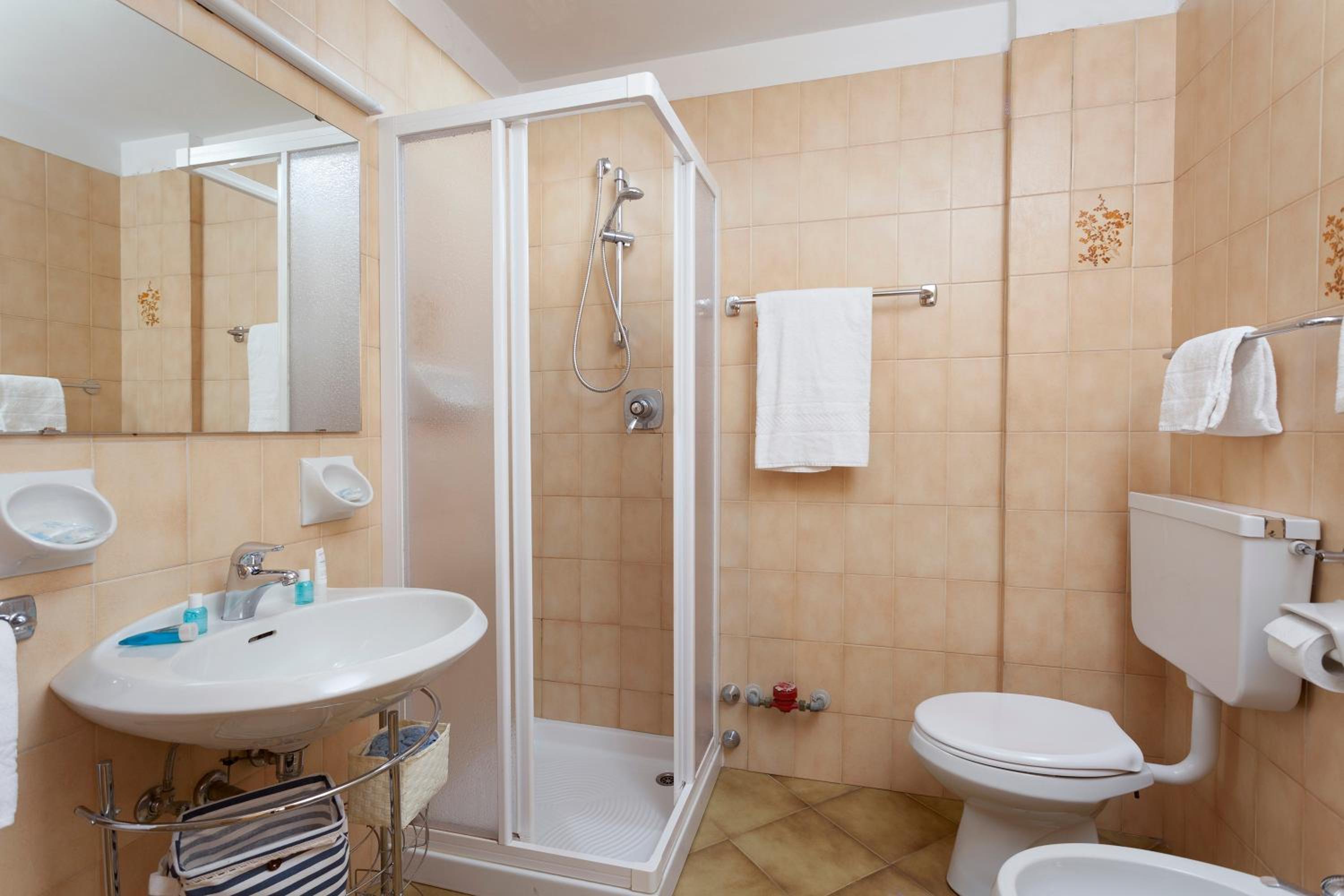 Two-Bedroom Apartment (6 Adults) - Photo 20
