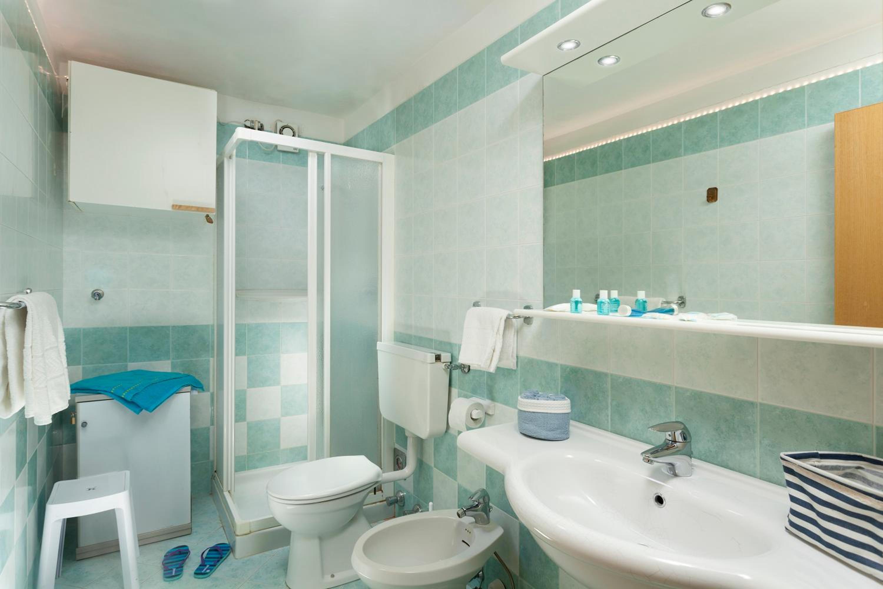 Two-Bedroom Apartment (6 Adults) - Photo 15