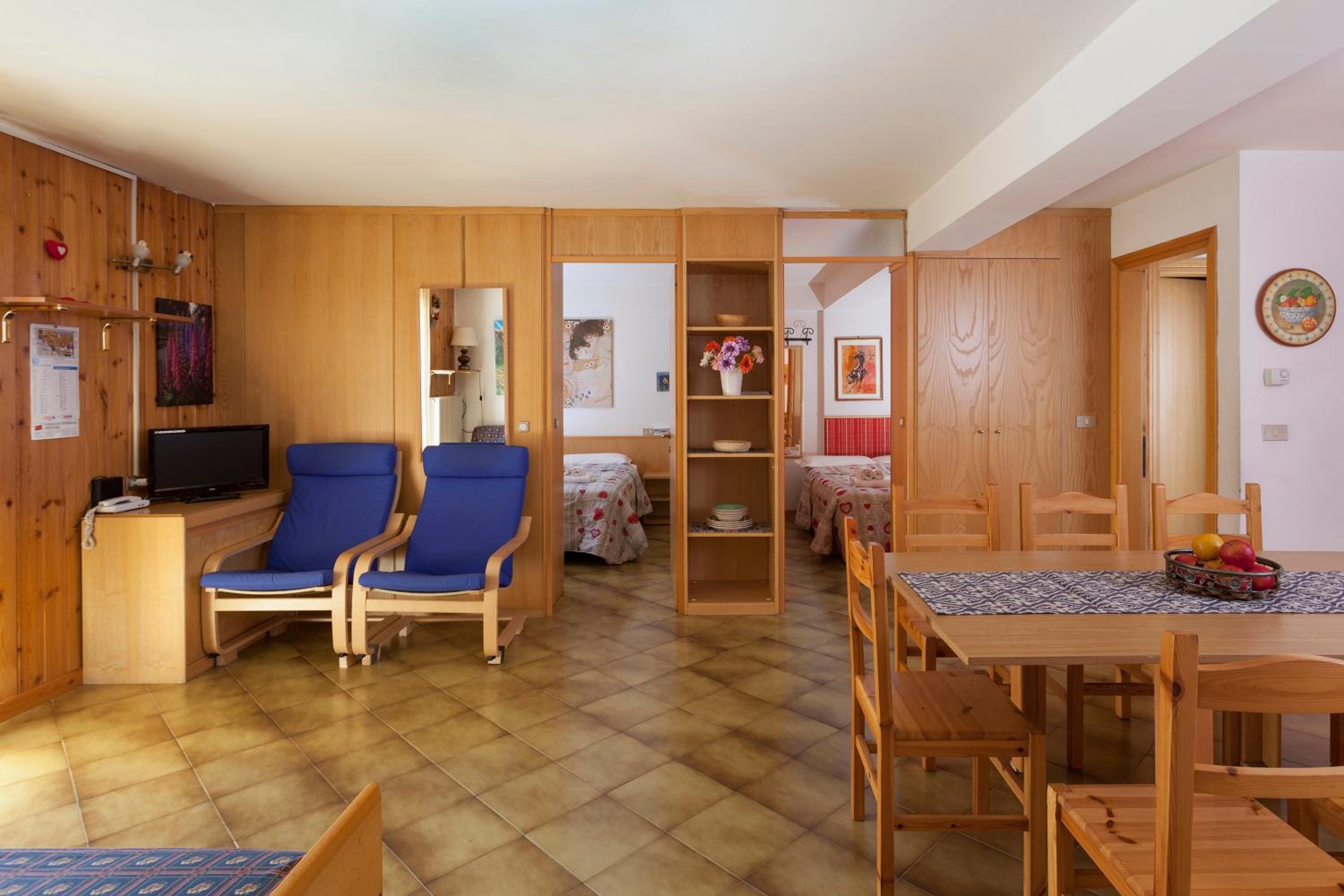 Two-Bedroom Apartment (6 Adults) - Photo 9