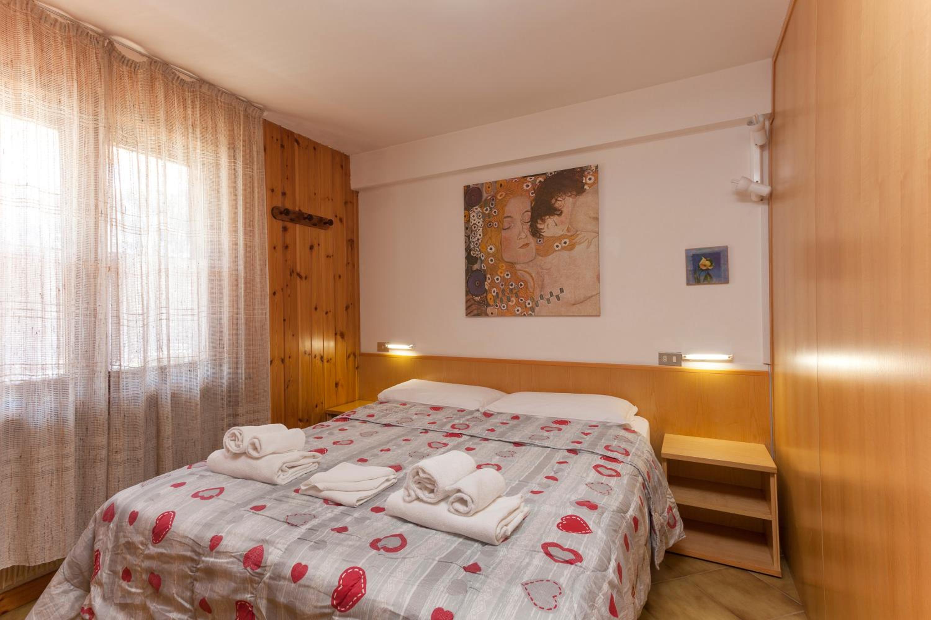 Two-Bedroom Apartment (6 Adults) - Photo 8
