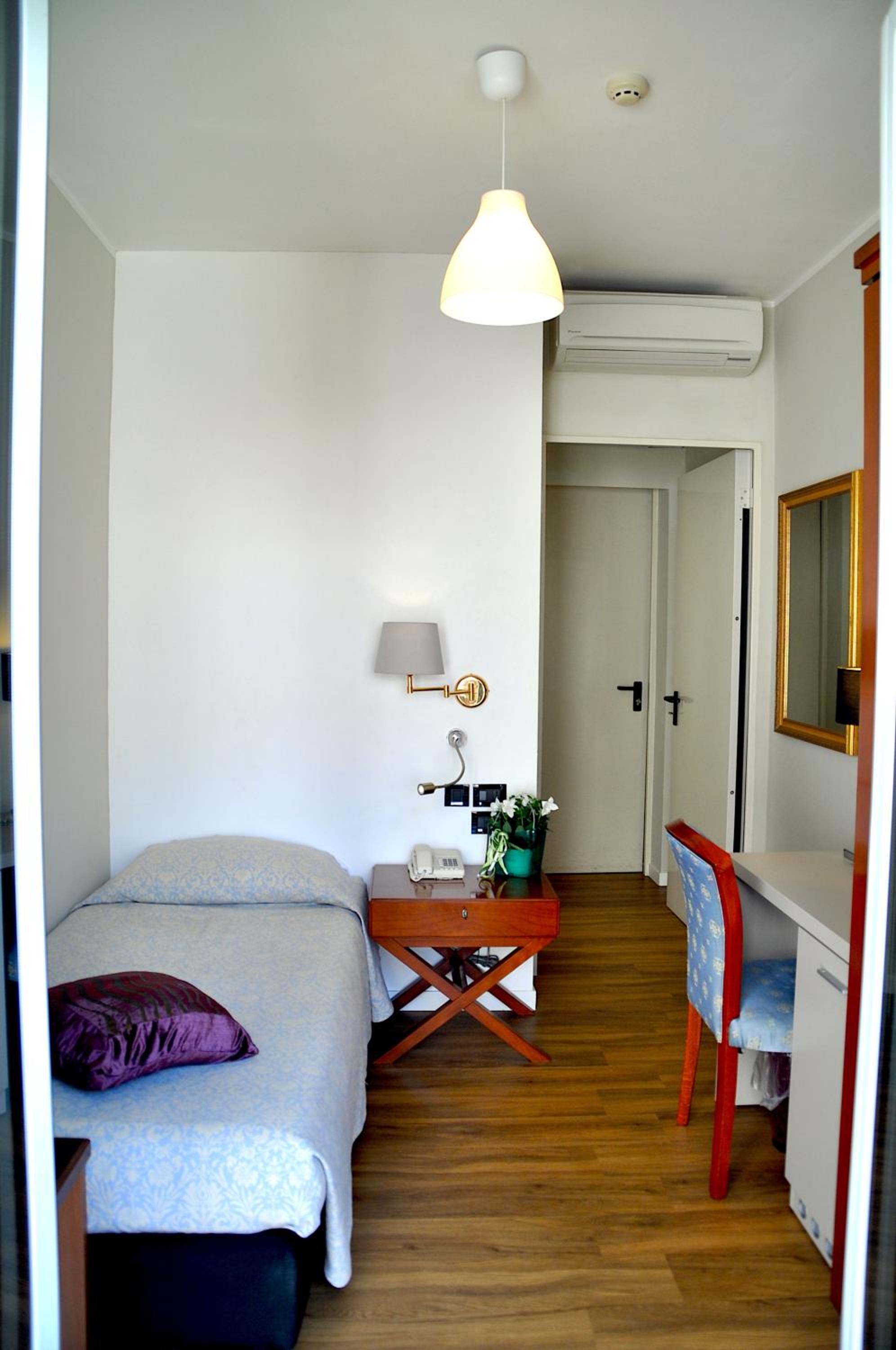 Single Room photo 3