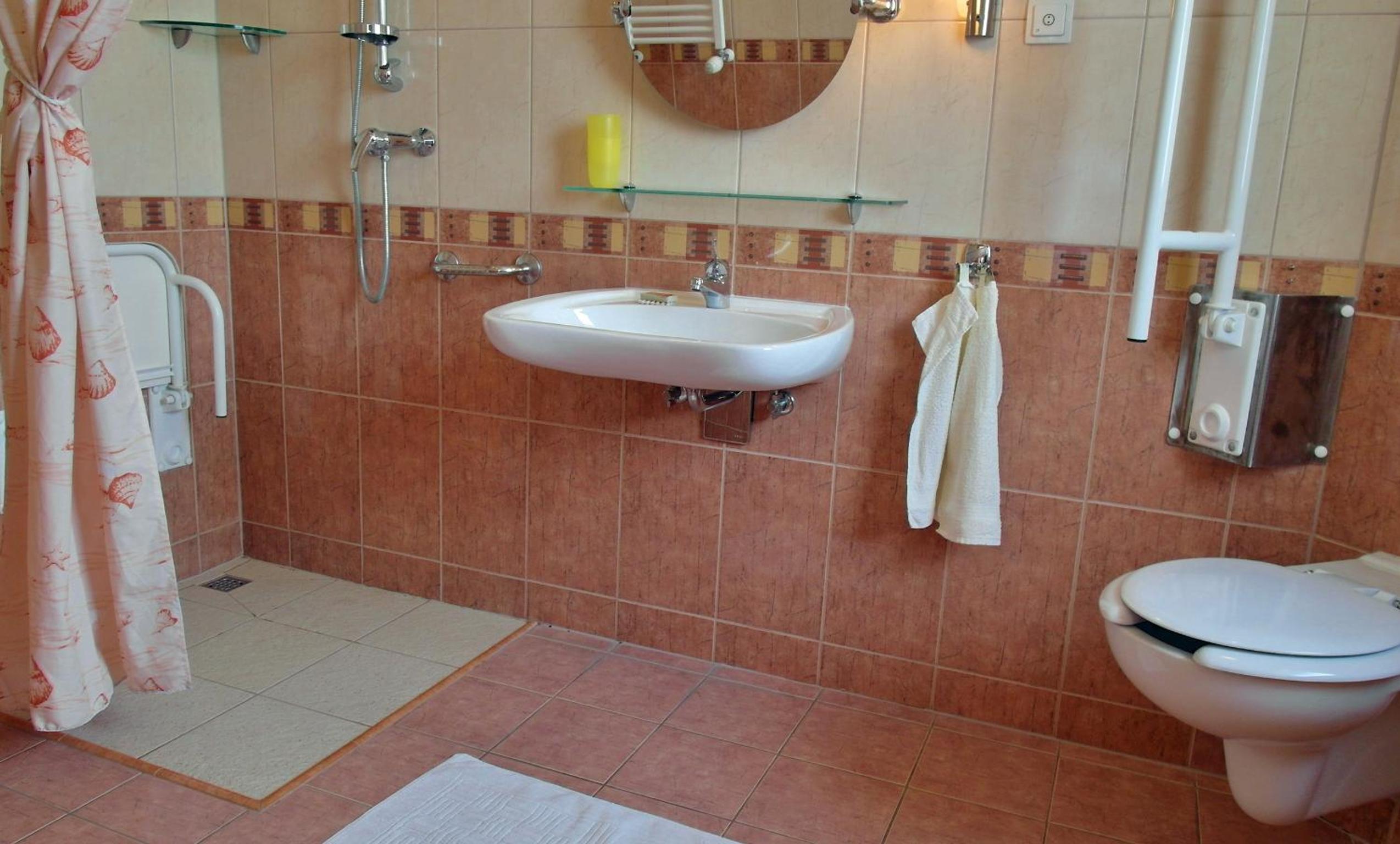 Twin Room - Disability Access - Photo 2