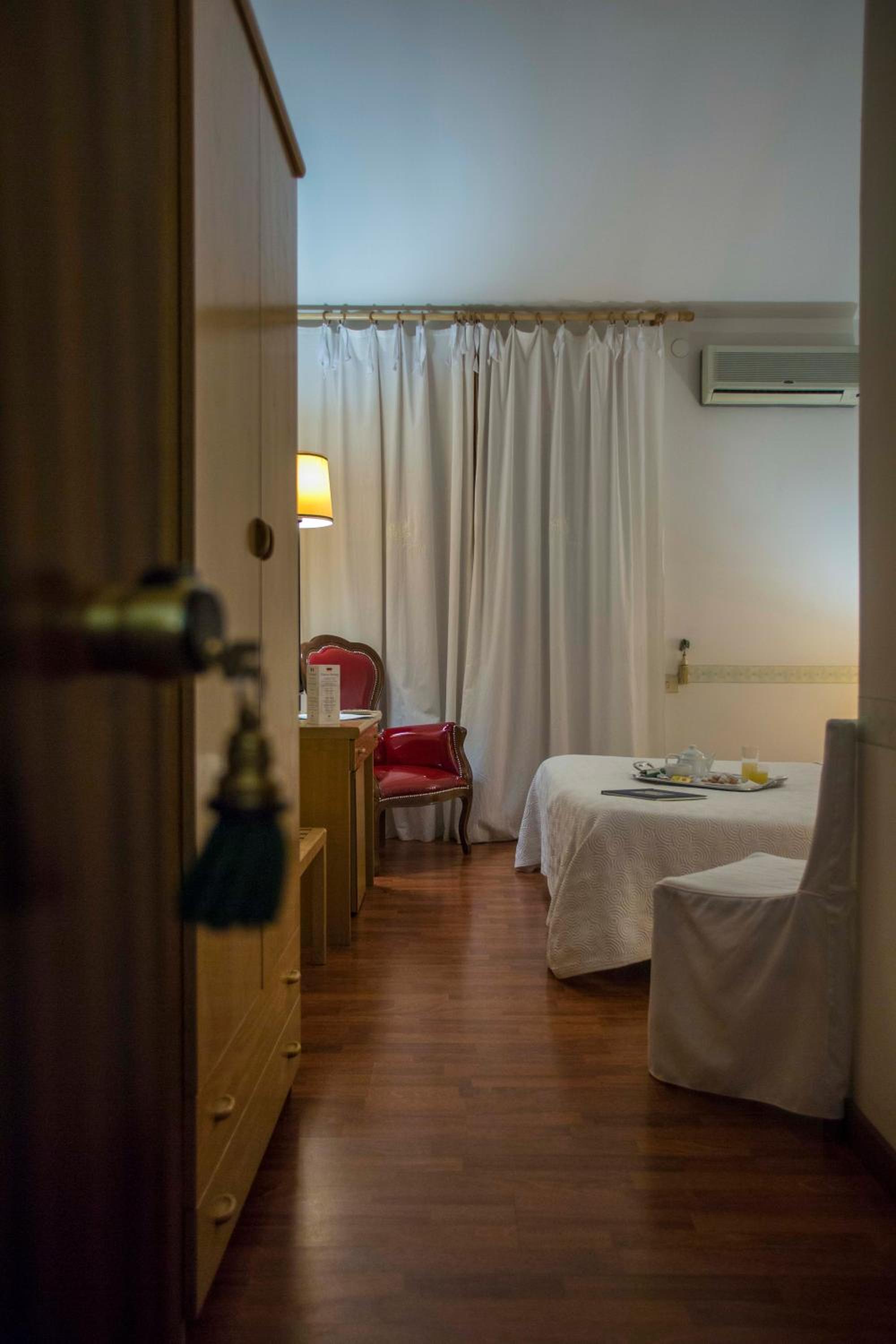 Standard Double Room - Photo 1