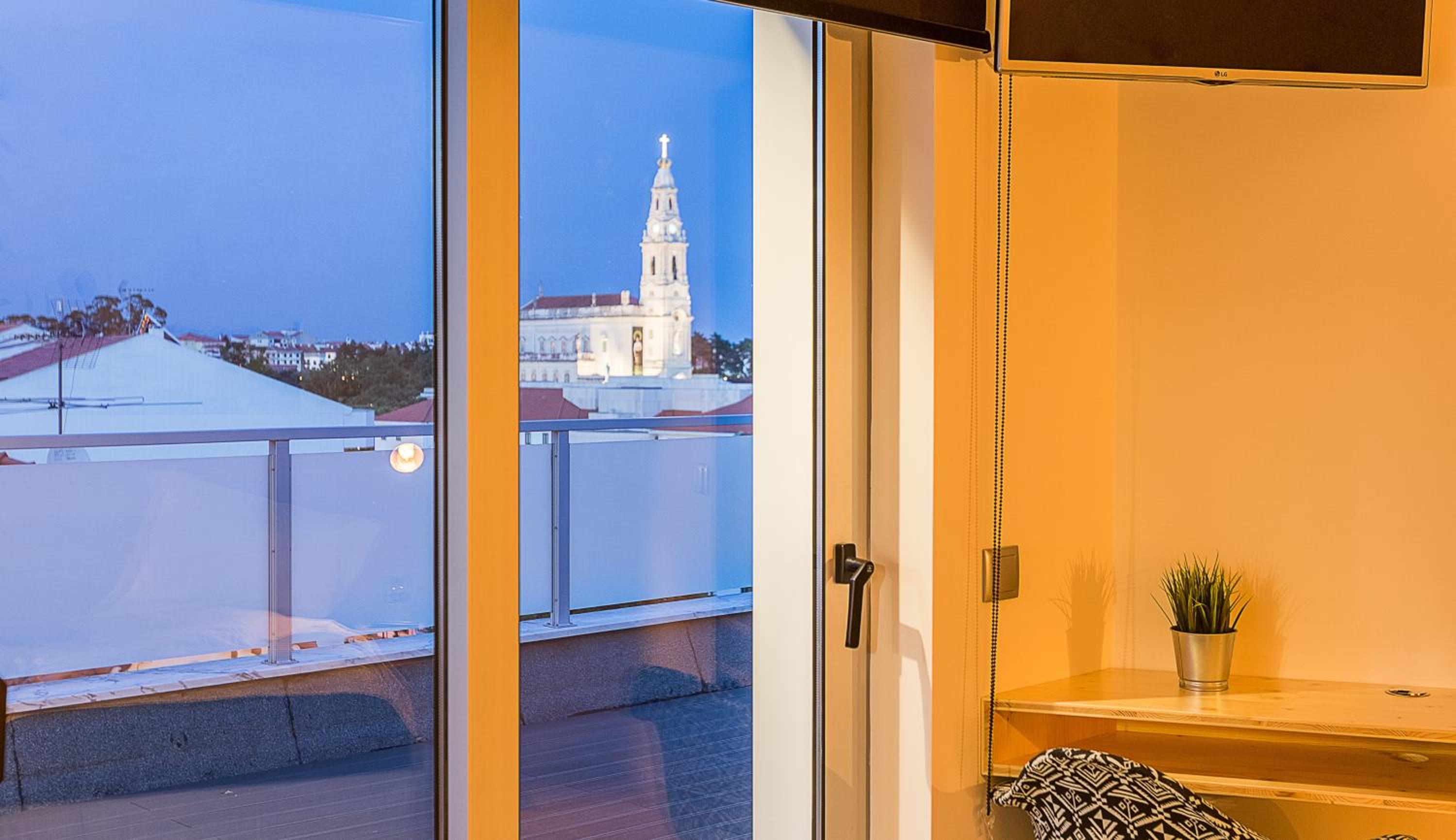 Suite with Balcony and Sanctuary View photo 2