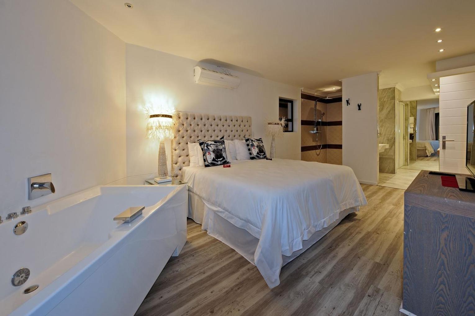 Suite with Balcony - Photo 2