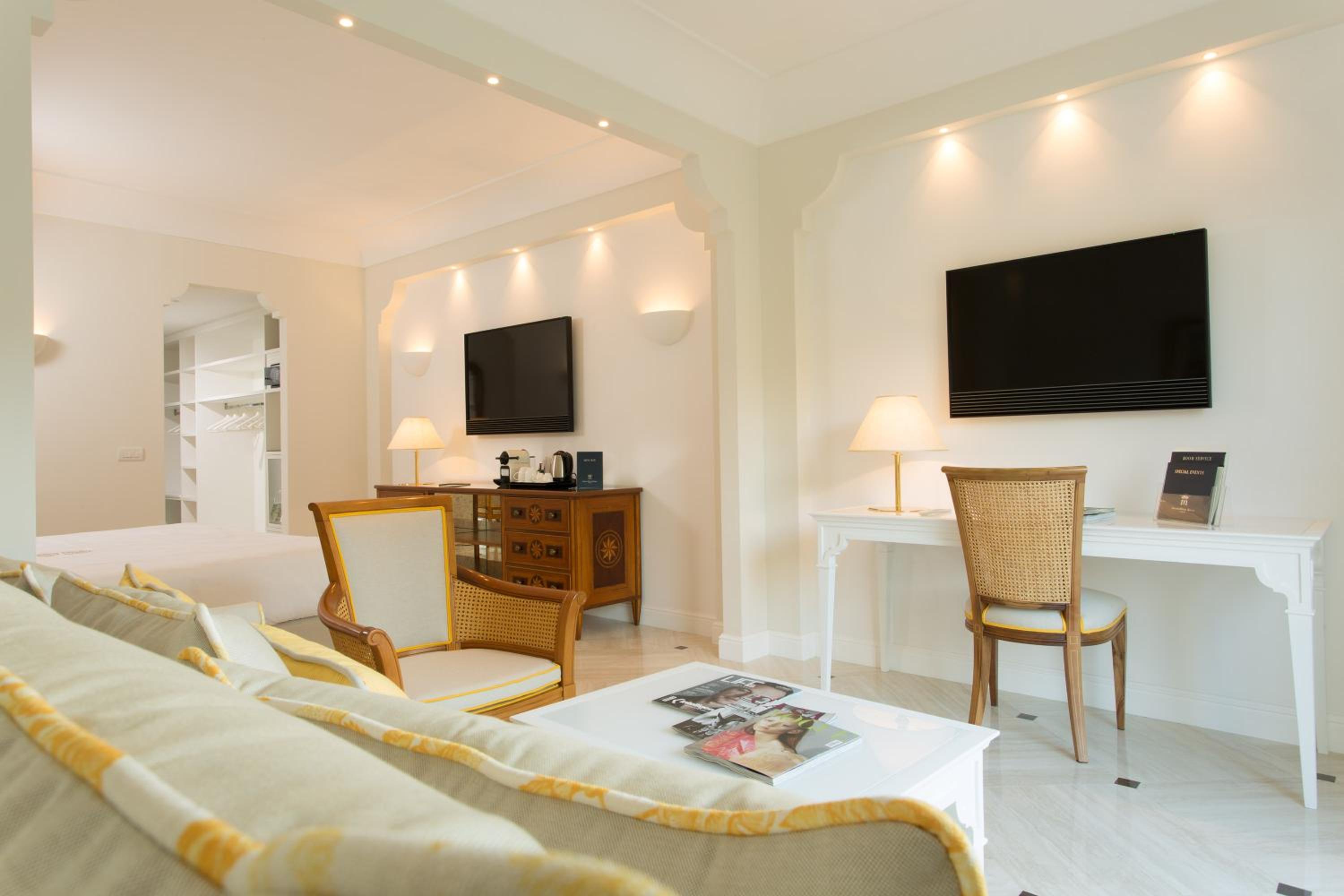 Superior Junior Suite with Balcony - Photo 2