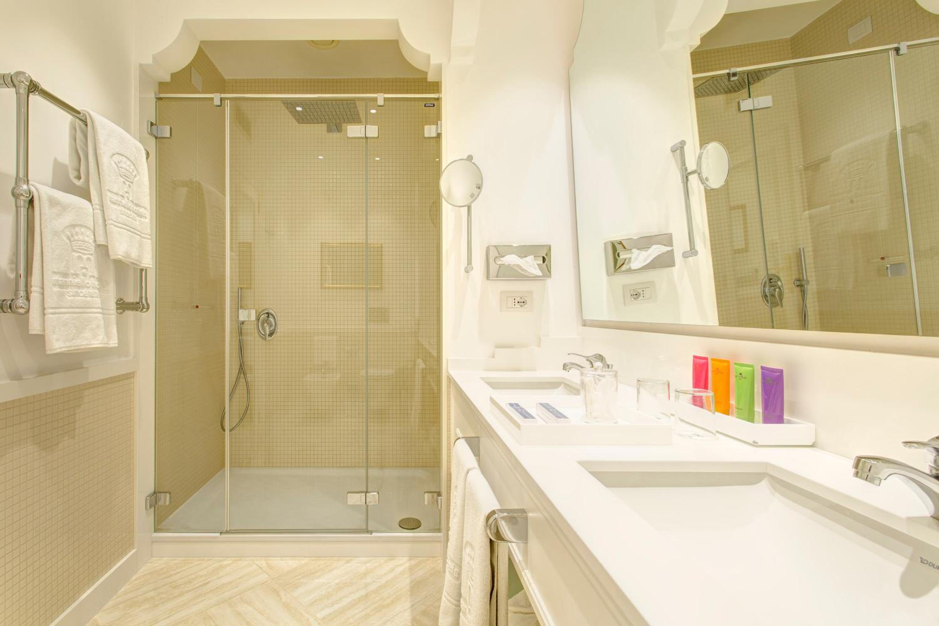 Superior Junior Suite with Balcony - Photo 5