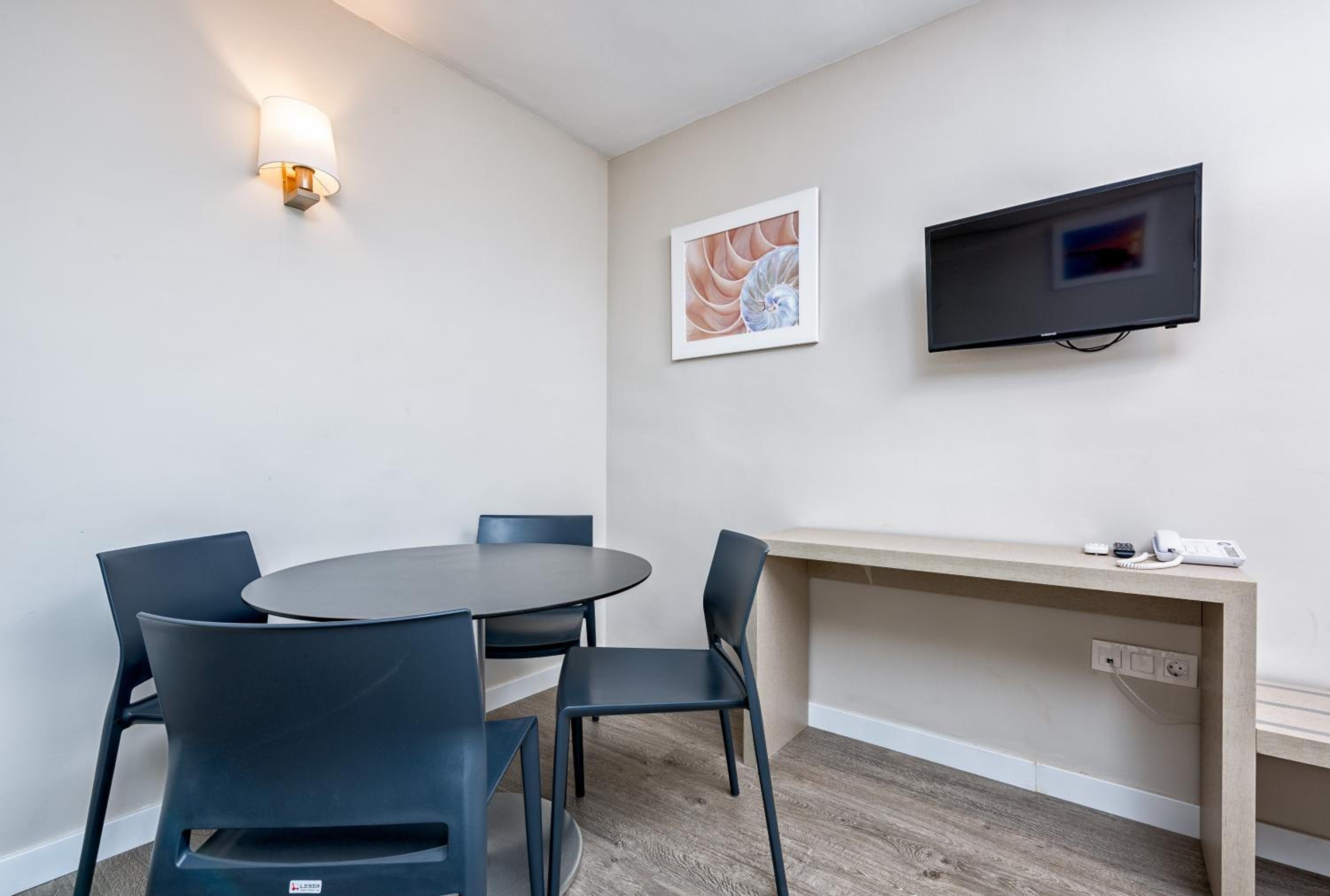 One-Bedroom Apartment - Photo 7