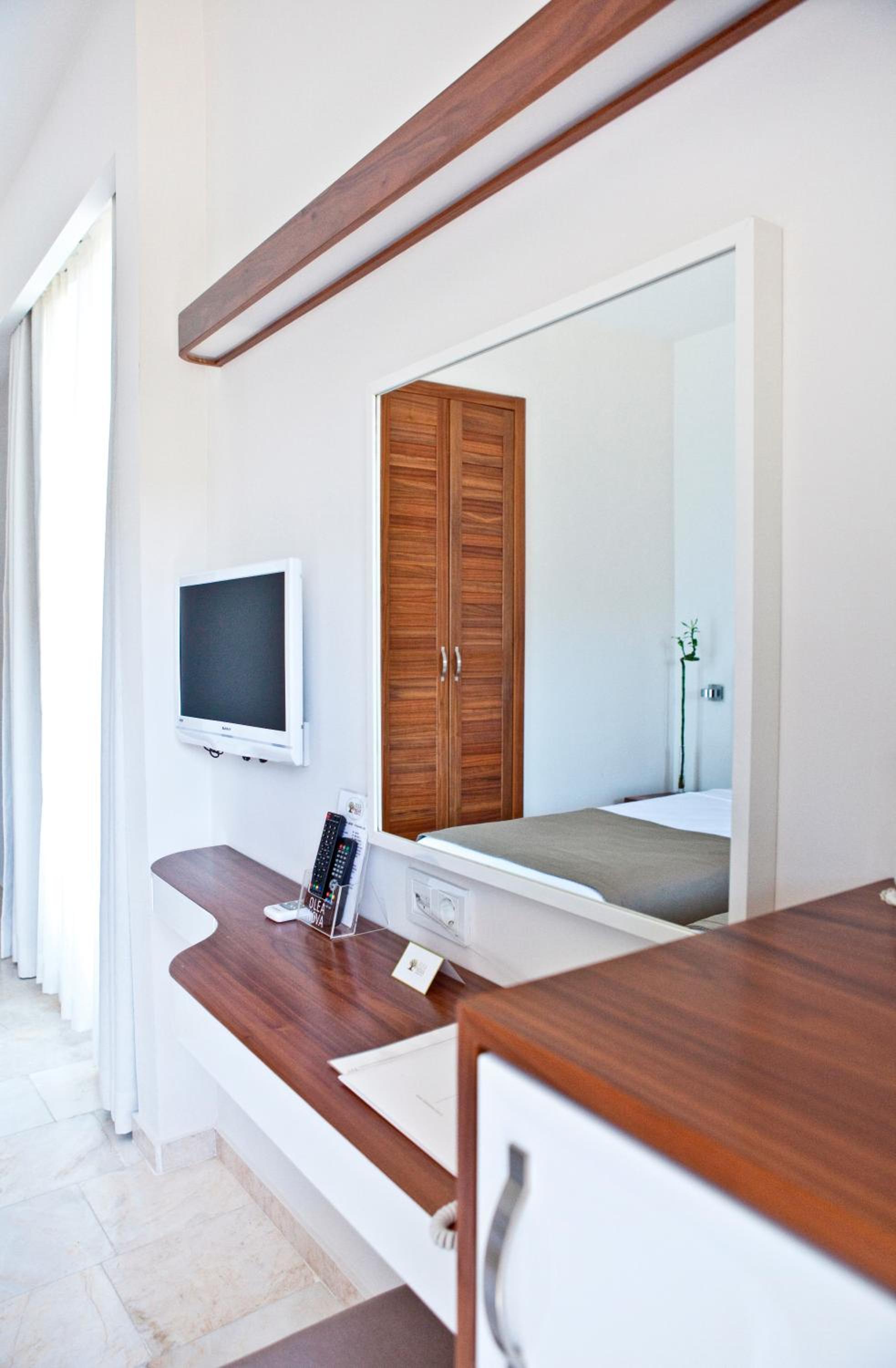 Standard Double Room with Partial Sea View - Photo 9