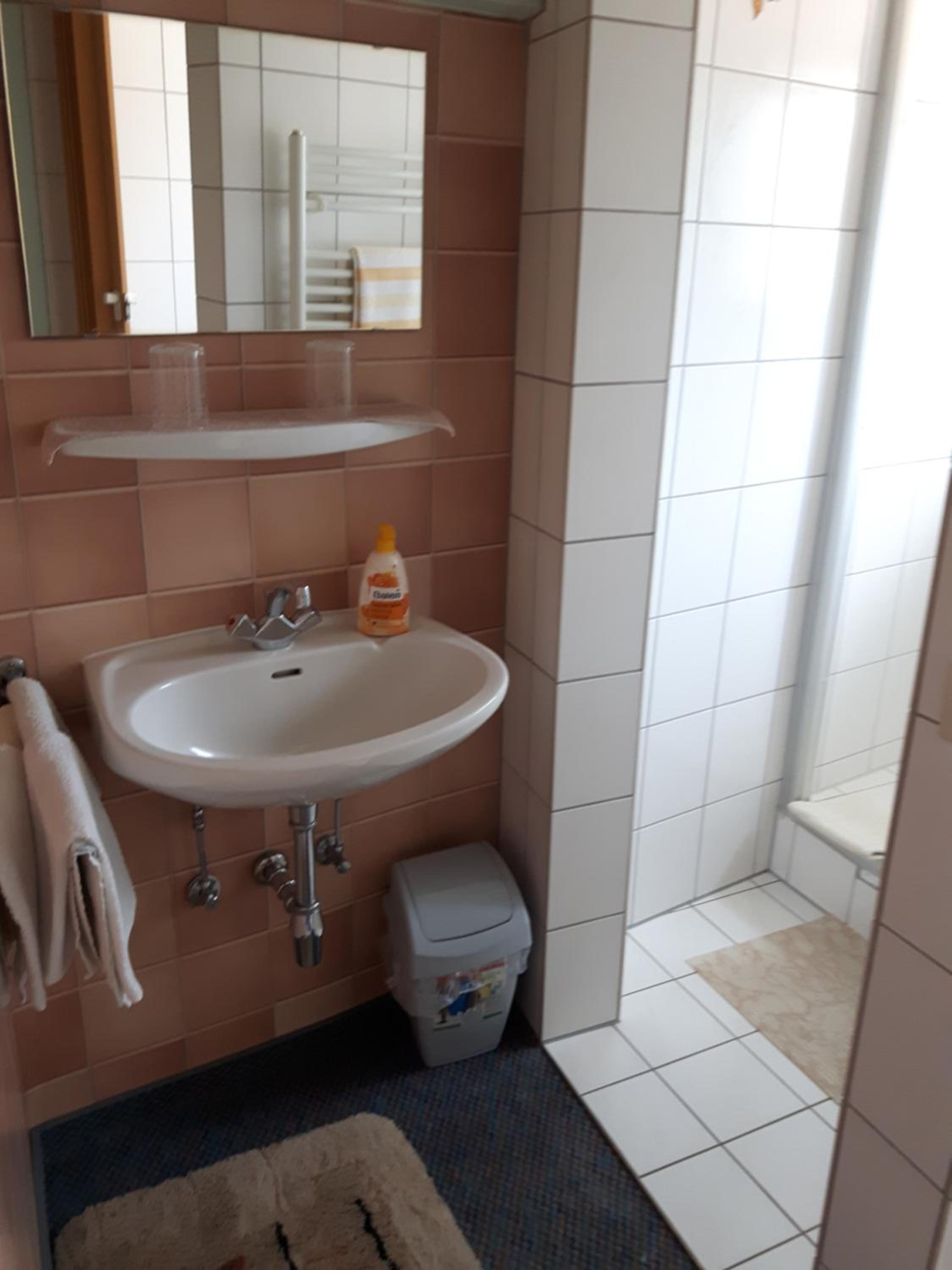 Double Room with Private Bathroom - Photo 6