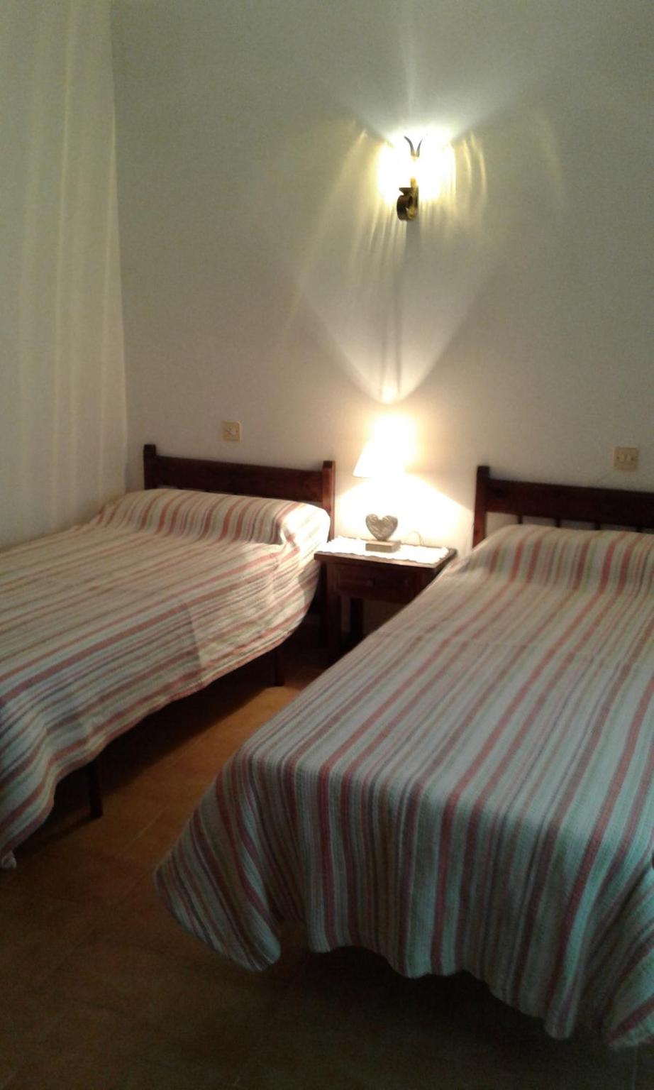 Apartamento de dos habitaciones con terraza y vista a la montaña.