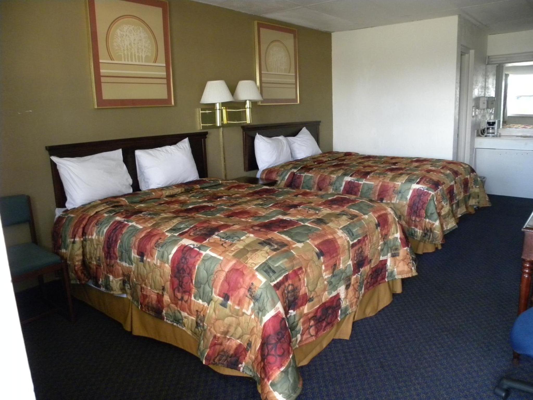 Deluxe Queen Room with Two Queen Beds - Non-Smoking - Photo 13
