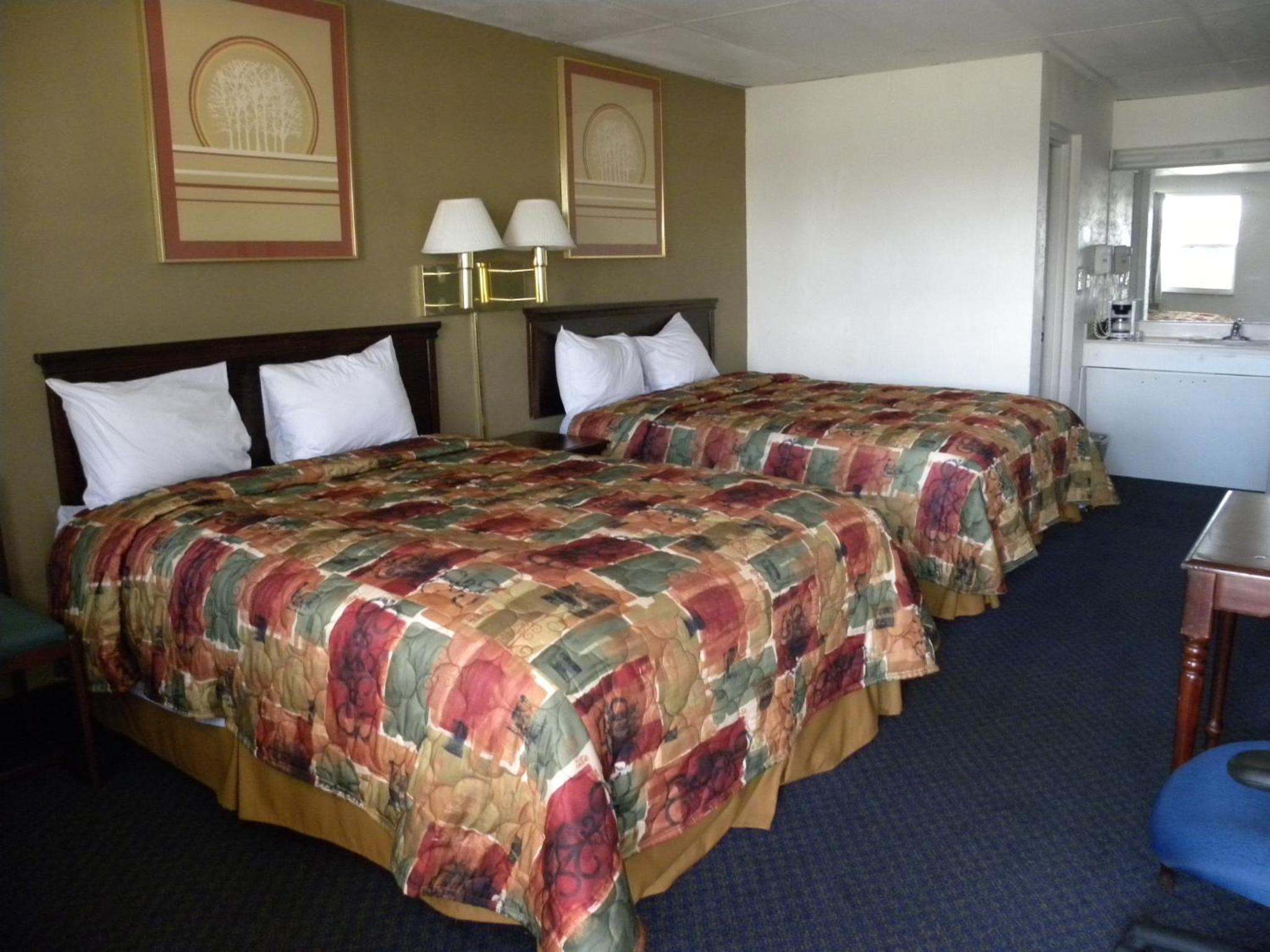 Deluxe Queen Room with Two Queen Beds - Non-Smoking - Photo 11