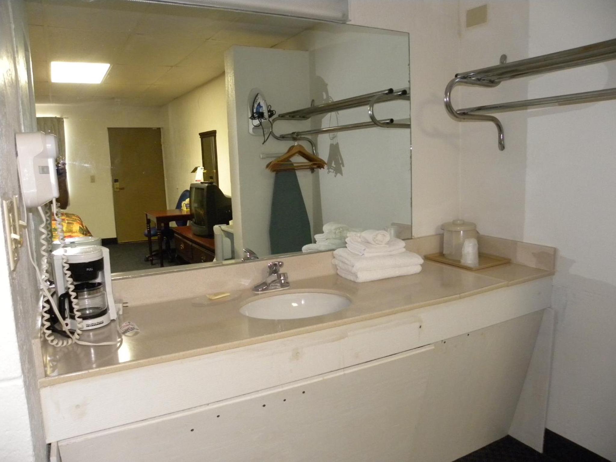 Deluxe Queen Room with Two Queen Beds - Non-Smoking - Photo 5