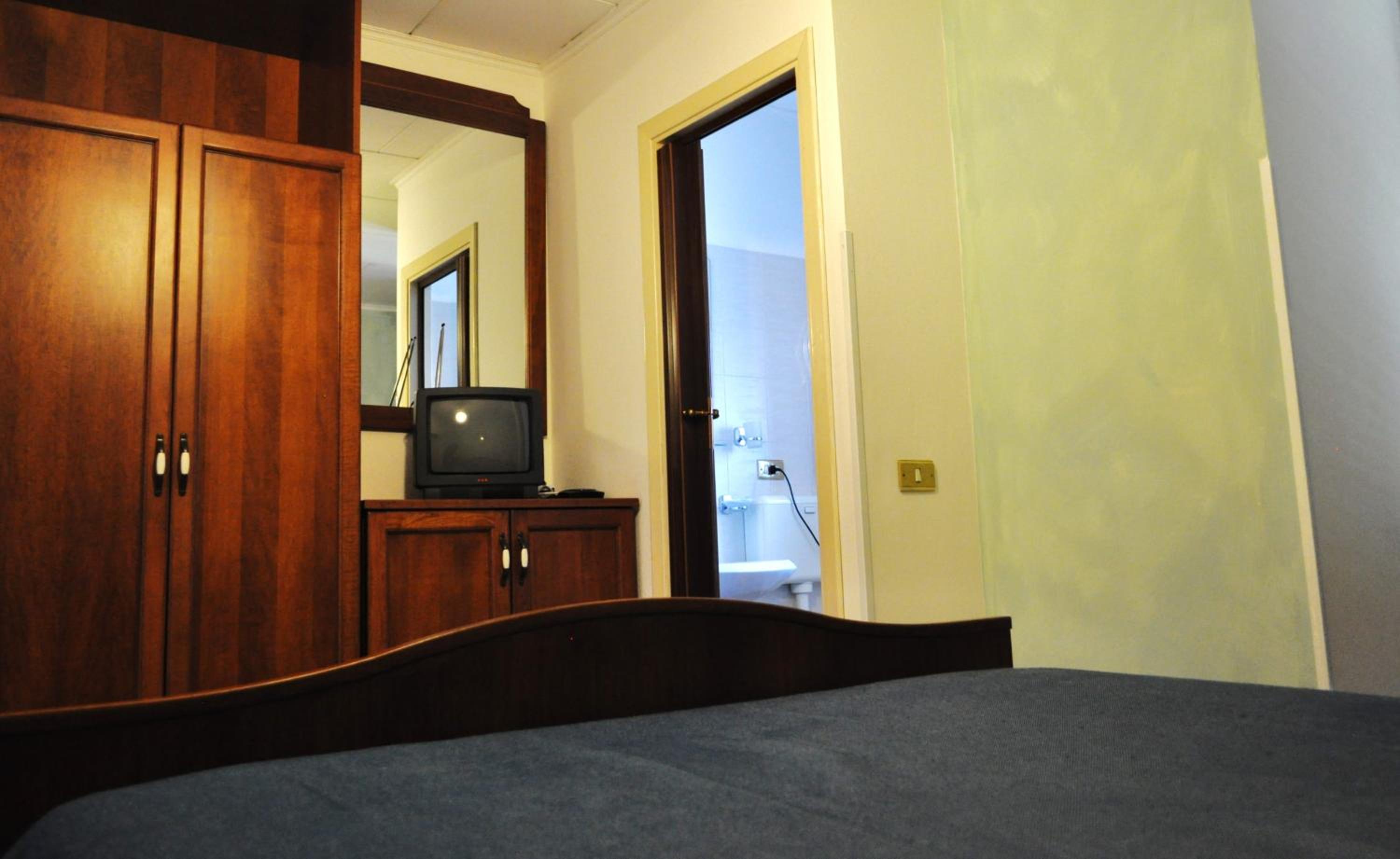 Double or Twin Room - Photo 11