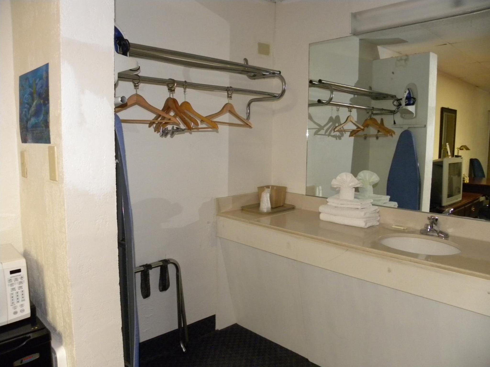 Deluxe Queen Room with Two Queen Beds - Non-Smoking - Photo 12