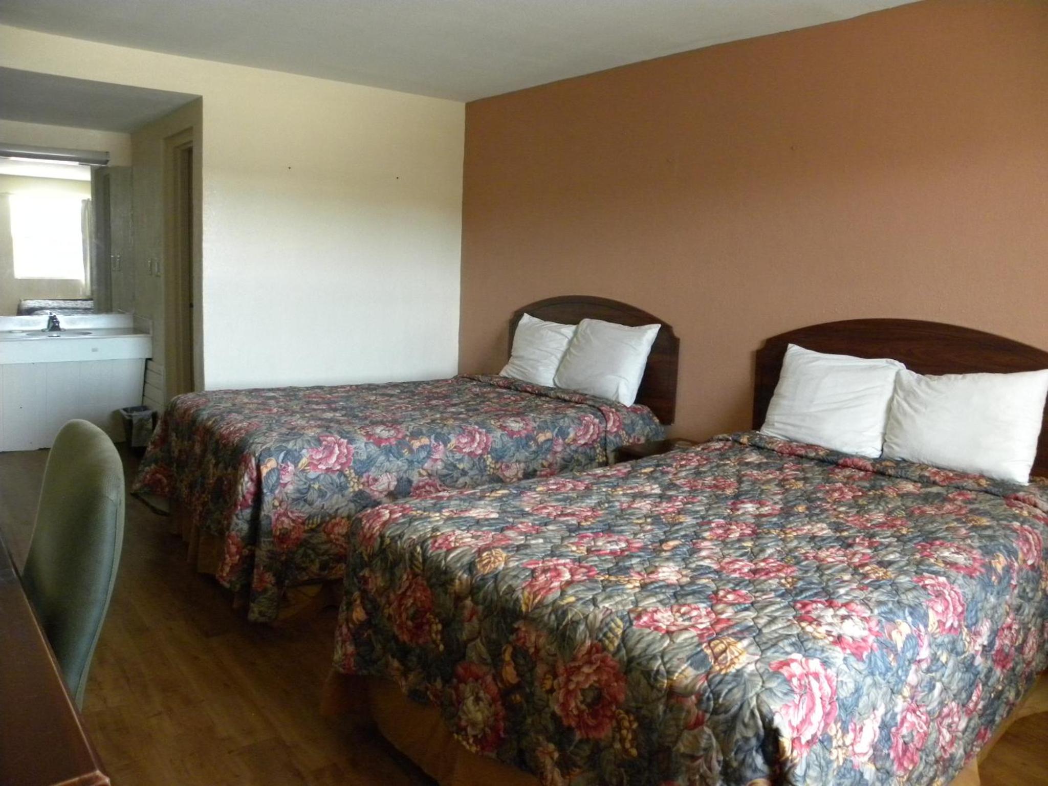 Standard 2 Queen Bed Non Smoking Room - Photo 8