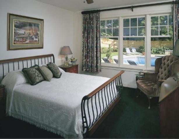 Queen Room with Pool View - Winstead Inn