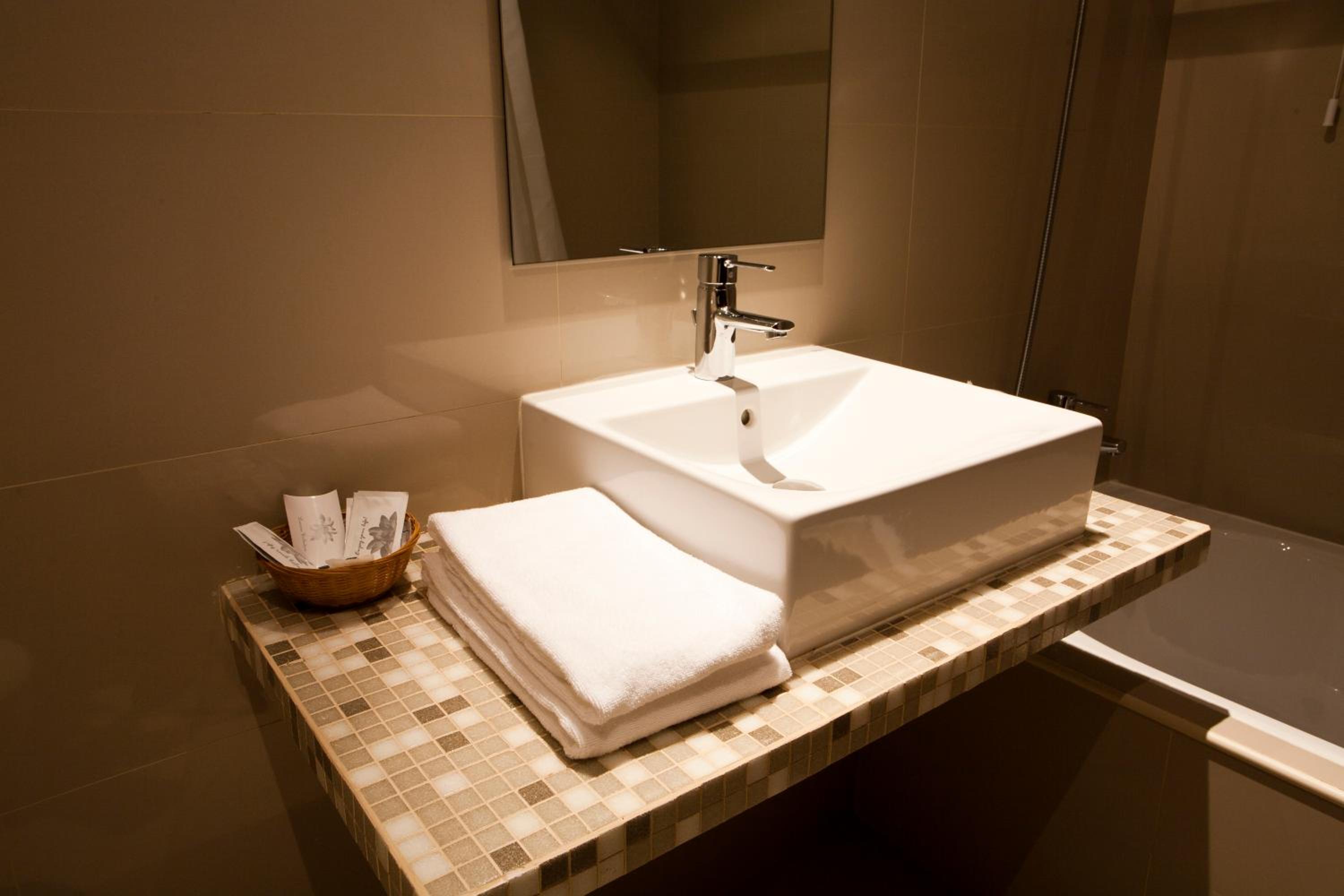Standard Double Or Twin Room thumbnail 6