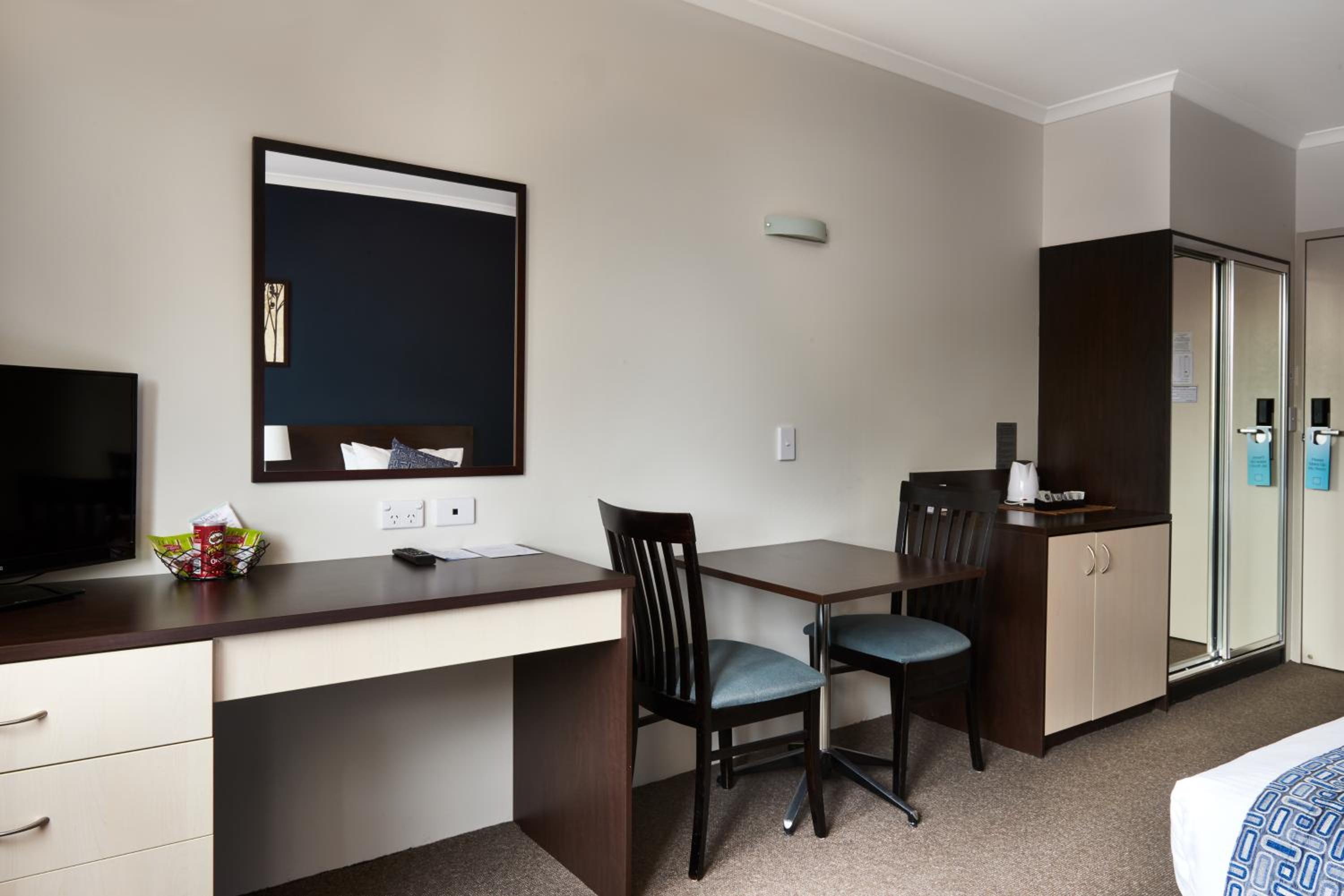 Standard Queen Room - Photo 8