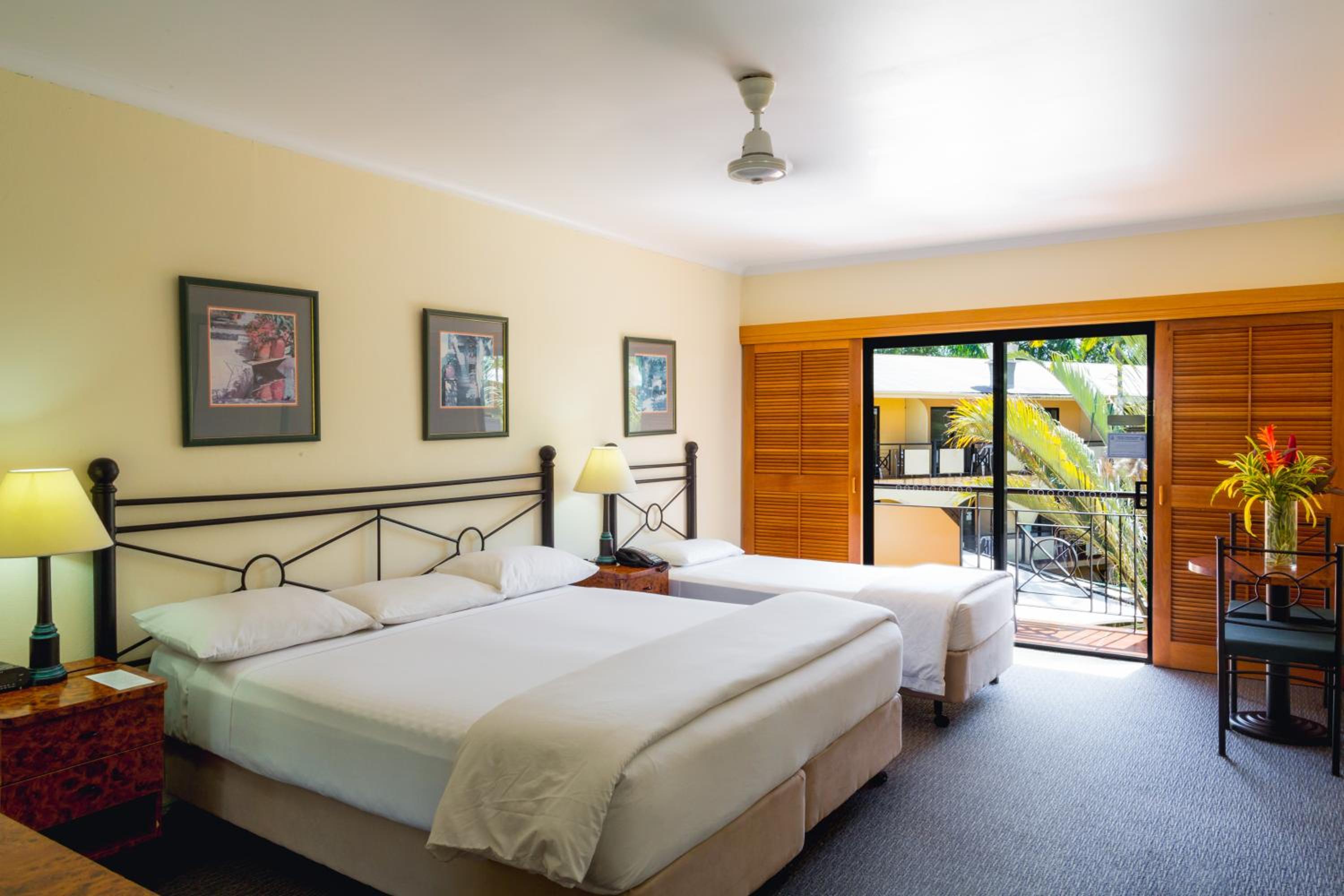 Triple Room with Pool View - Photo 1