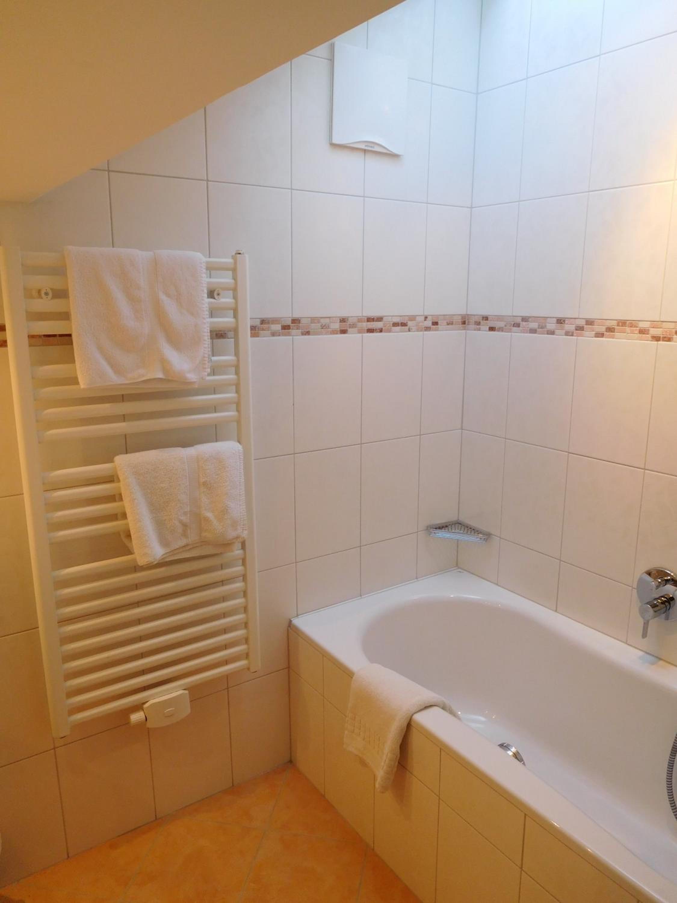 Standard Double Room - Photo 11
