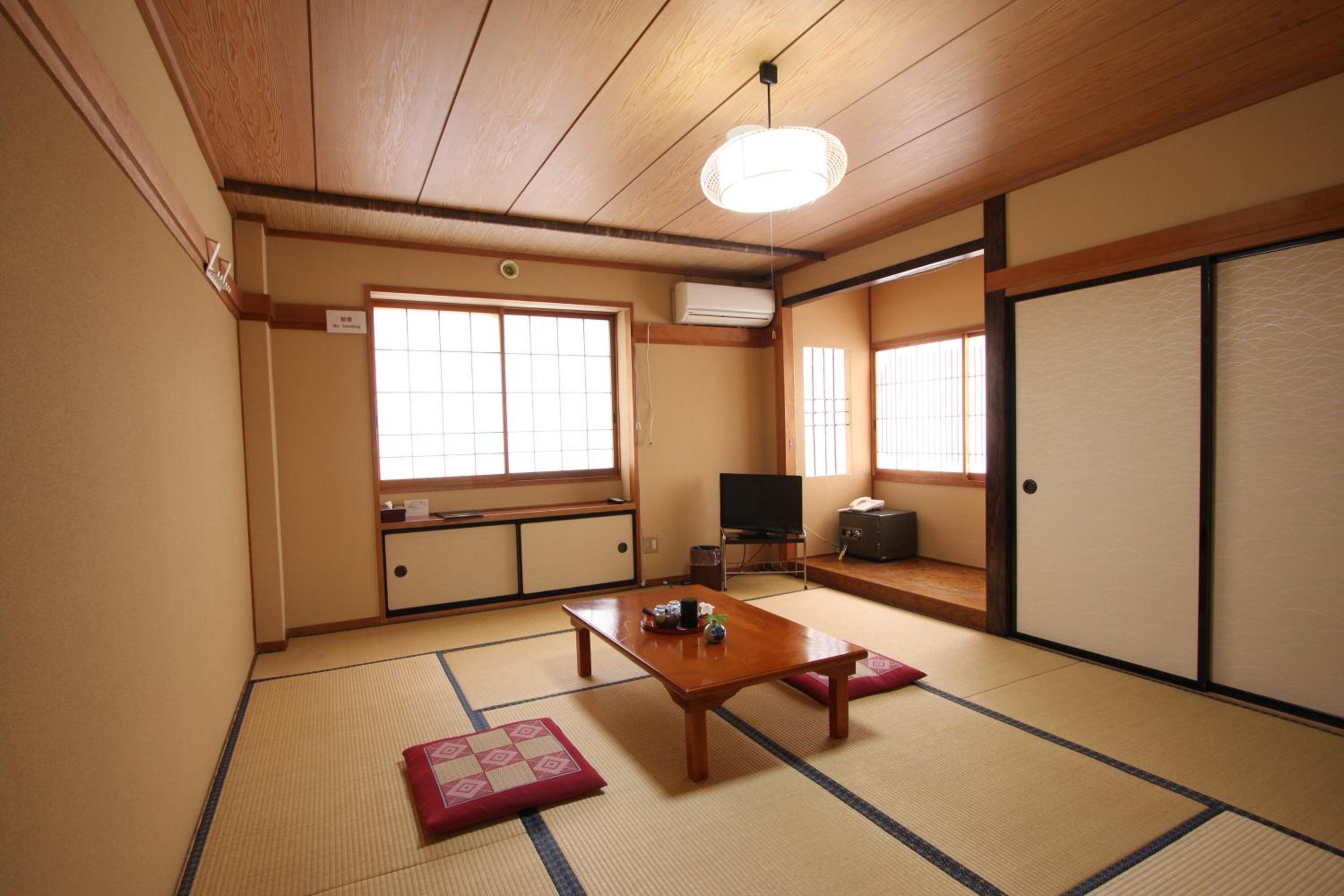 Japanese-Style Quadruple Room with Shared Bathoom photo 2