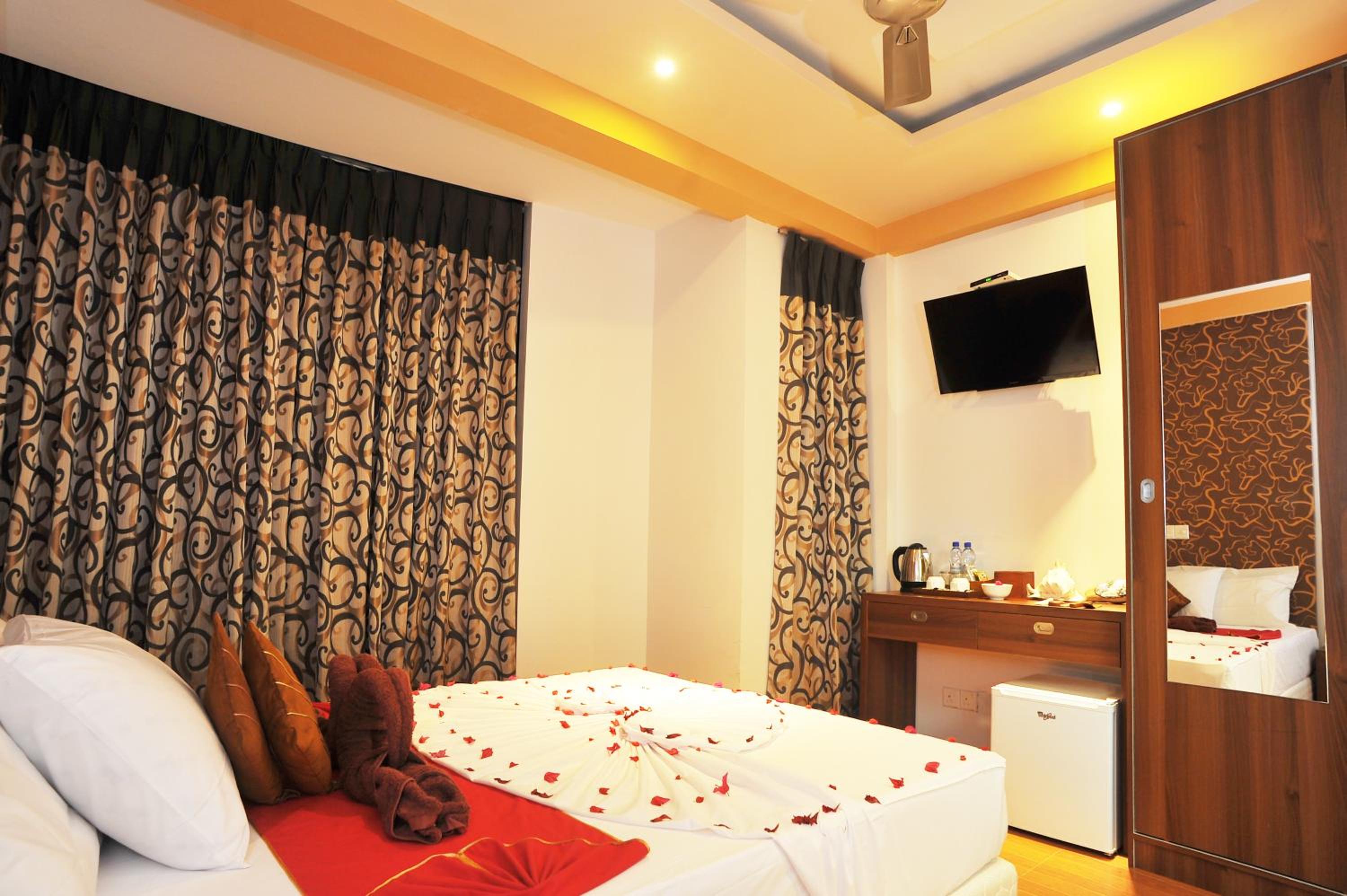 Deluxe Double or Twin Room with Breakfast & Return Transfer, photo 6